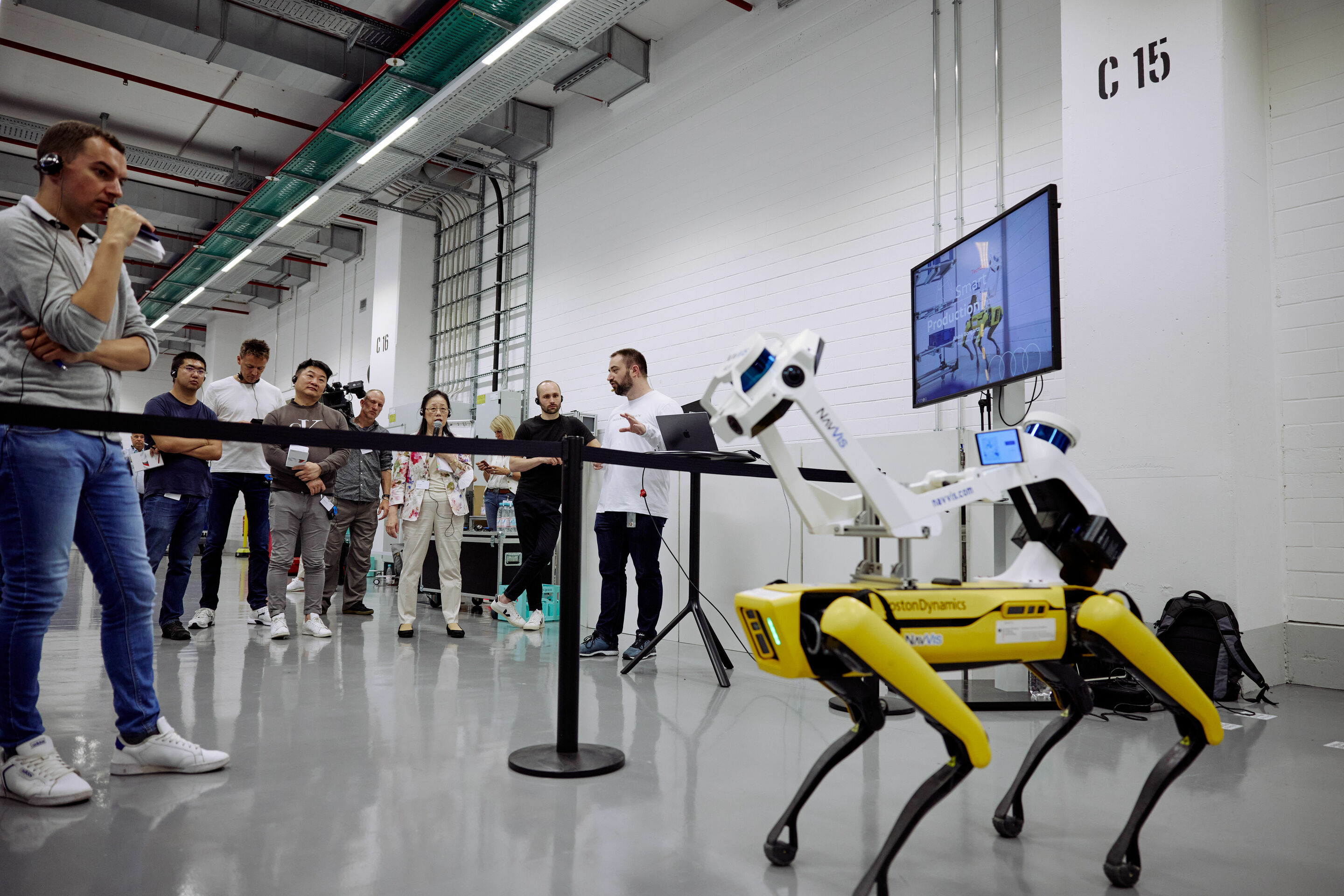 Smart Production - Smart Production: Audi nutzt die Vorteile der virtuellen Montageplanung. Um 3D-Scans so effizient wie möglich durchführen zu können, erprobt Audi aktuell gemeinsam mit NavVis den Roboterhund „Spot“. Journalist_innen können die Prozesse...