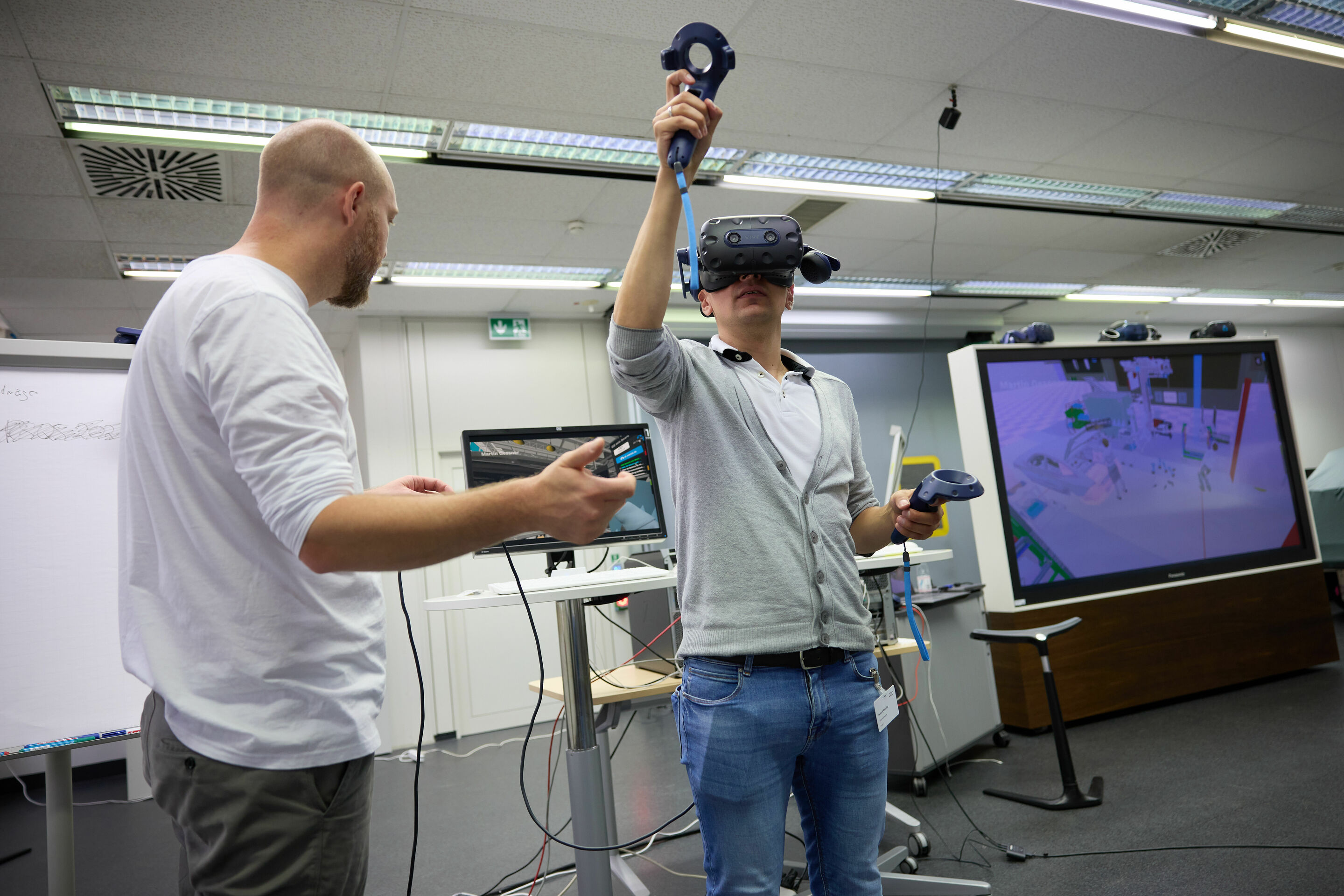 Smart Production - Smart Production: Audi nutzt virtuelle Techniken, um den Design- und Entwicklungsprozess aus Produktionssicht zu beeinflussen. Journalist_innen können die Prozesse vor Ort erleben.