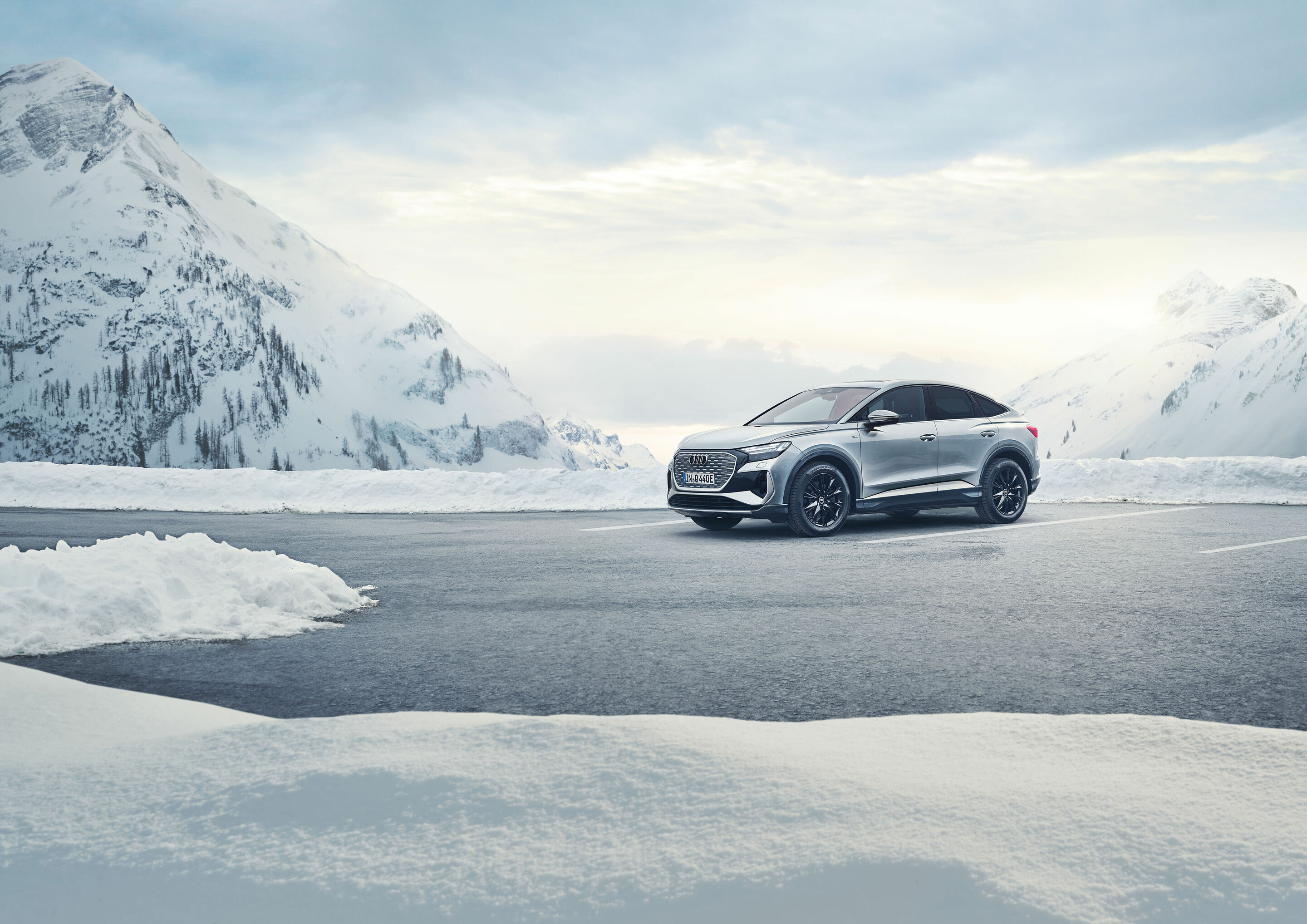 Low-carbon aluminum rims - The Q4 e-tron and the Q4 e-tron Sportback are available with wheels made from recycled alloys for the first time. Inhomogeneous scrap is turned into an alloy containing at least 70 percent recycled materials.