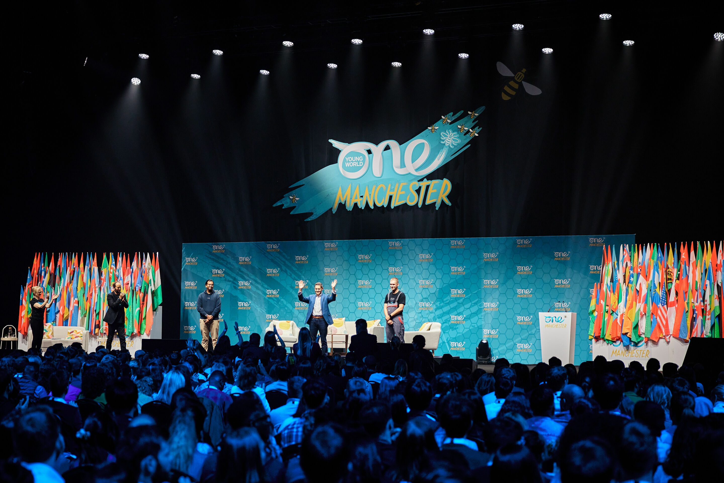 Zukunftsvisionen in Manchester: Audi bringt junge Talente zum One Young World Summit - Xavier Ros, Personalvorstand der AUDI AG, Prodip Chatterjee, Co-Founder von Nunam, und Till Barz, Auszubildender von Audi Neckarsulm, auf der Hauptbühne von „One Young...