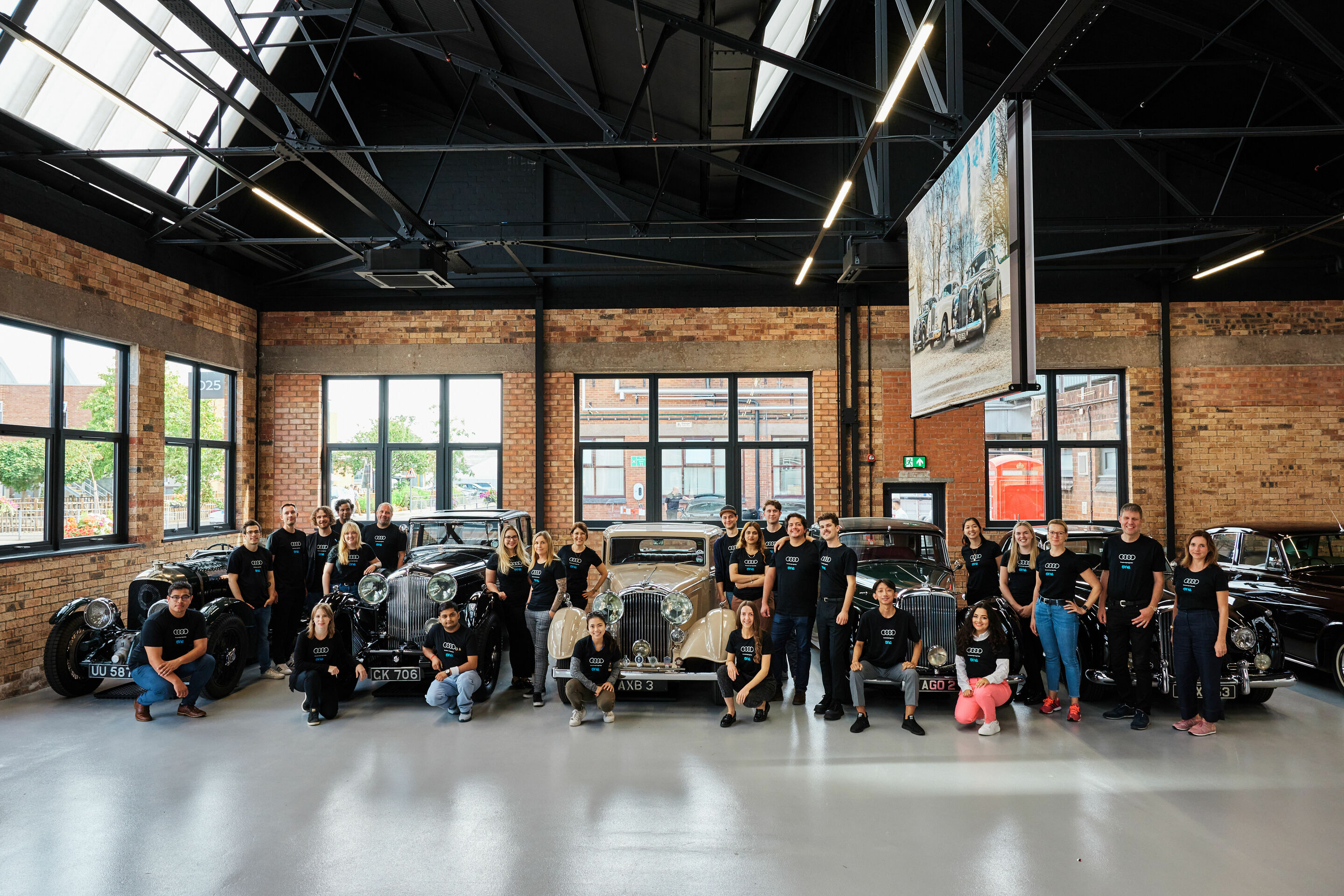 Zukunftsvisionen in Manchester: Audi bringt junge Talente zum One Young World Summit - Delegierte und Stipendiat_innen von Audi, Bentley und der Audi Stiftung für Umwelt zu Gast bei Bentley in Crewe