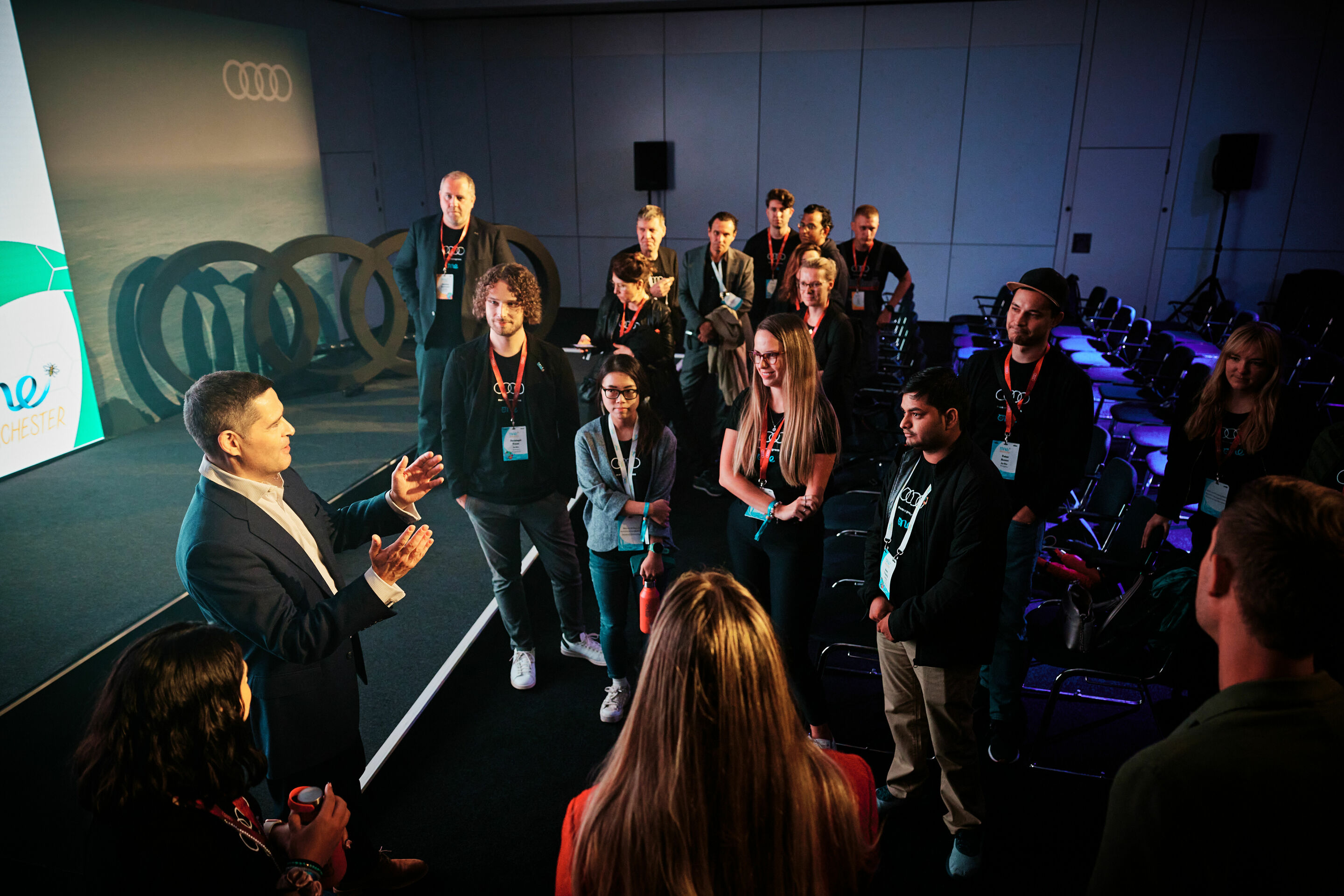 Zukunftsvisionen in Manchester: Audi bringt junge Talente zum One Young World Summit - Xavier Ros, Personalvorstand der AUDI AG, im Gespräch mit Audi Stipendiat_innen beim „One Young World Summit“ in Manchester