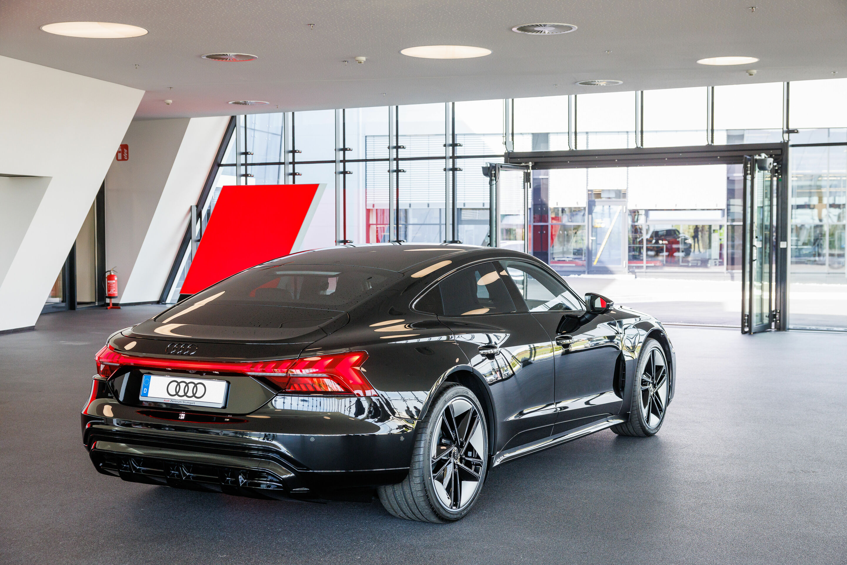 Audi e-tron GT quattro: Exklusives Abholerlebnis an der Fertigungsstätte Böllinger Höfe - Die neue Individualauslieferung in den Böllinger Höfen ist eröffnet: Kund_innen können ihren Audi e-tron GT quattro nun direkt in der Fertigungsstätte abholen.