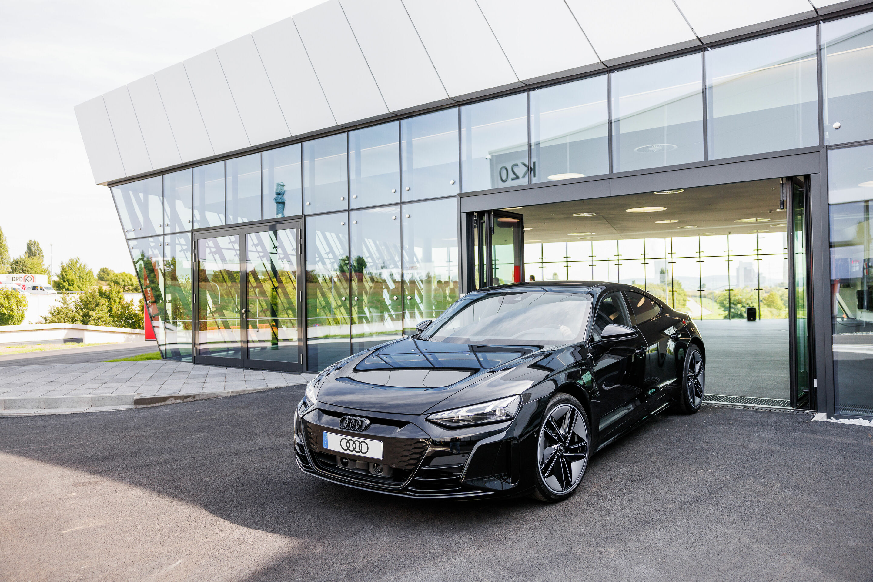 Audi e-tron GT quattro: Exklusives Abholerlebnis an der Fertigungsstätte Böllinger Höfe - Die neue Individualauslieferung in den Böllinger Höfen ist eröffnet: Kund_innen können ihren Audi e-tron GT quattro nun direkt in der Fertigungsstätte abholen.