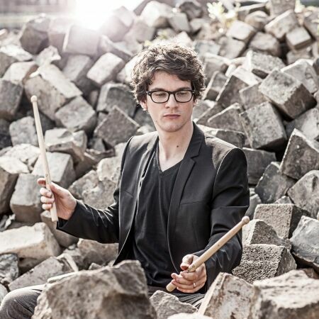 Bläser, Schlagzeug, Mundart: Audi Bläserphilharmonie veranstaltet Benefizkonzert - Percussion-Genie: Johannes Fischer führt das „Concertino für Schlagzeug“ von Menno Bosgra auf.