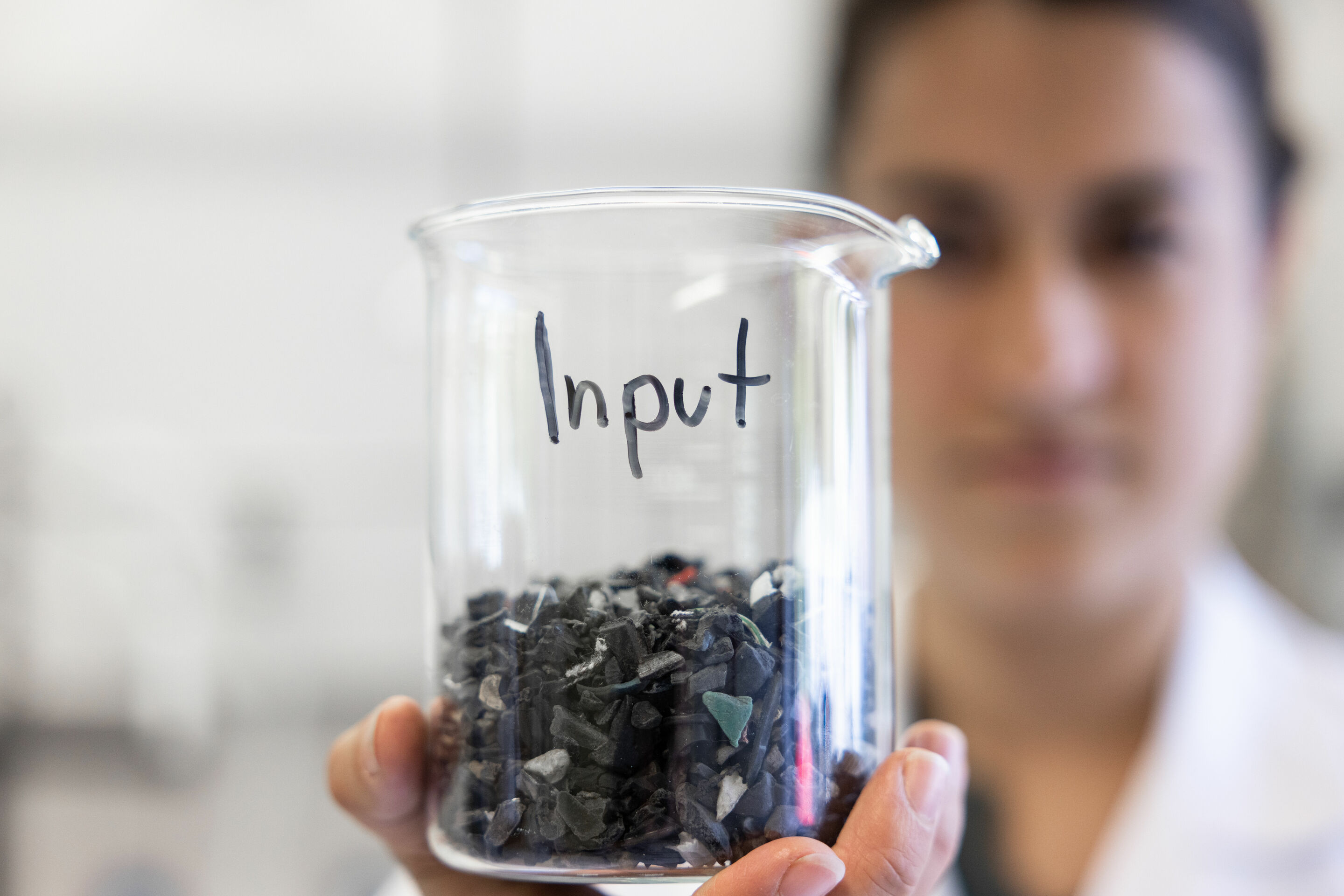 Pilotprojekt: Physikalisches Recycling macht gemischte Kunststoffabfälle wiederverwertbar - Pilotprojekt mit dem Fraunhofer IVV: Input – Beim pyhsikalisches Recycling werden einzelne Kunststofftypen durch spezielle Lösemittel herausgelöst. Das Ursprungsmaterial...