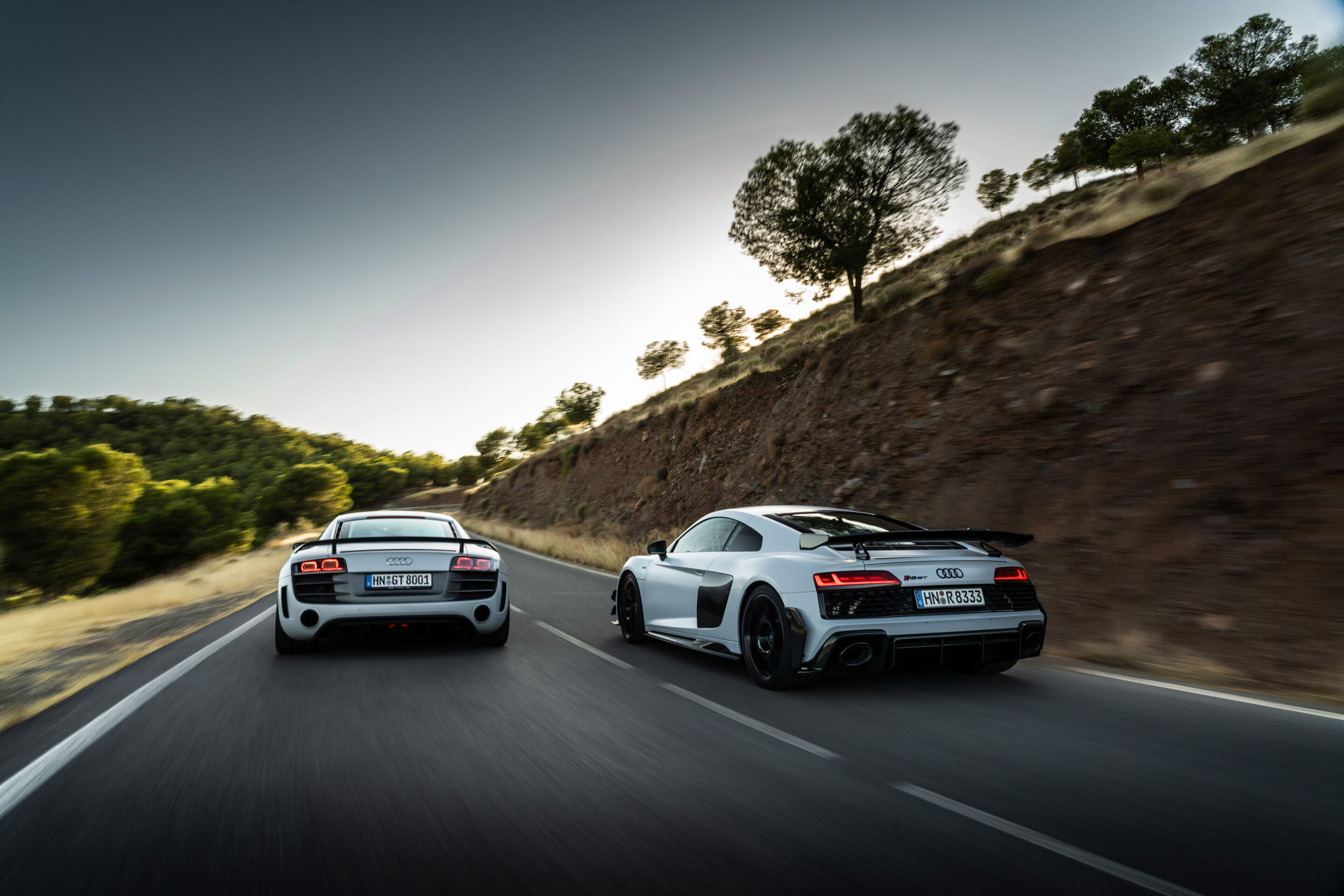 Audi R8 Coupé V10 GT RWD, Audi R8 GT Coupé (1st Generation) (until 2024) - Dynamic photo, Colour: Suzuka Grey