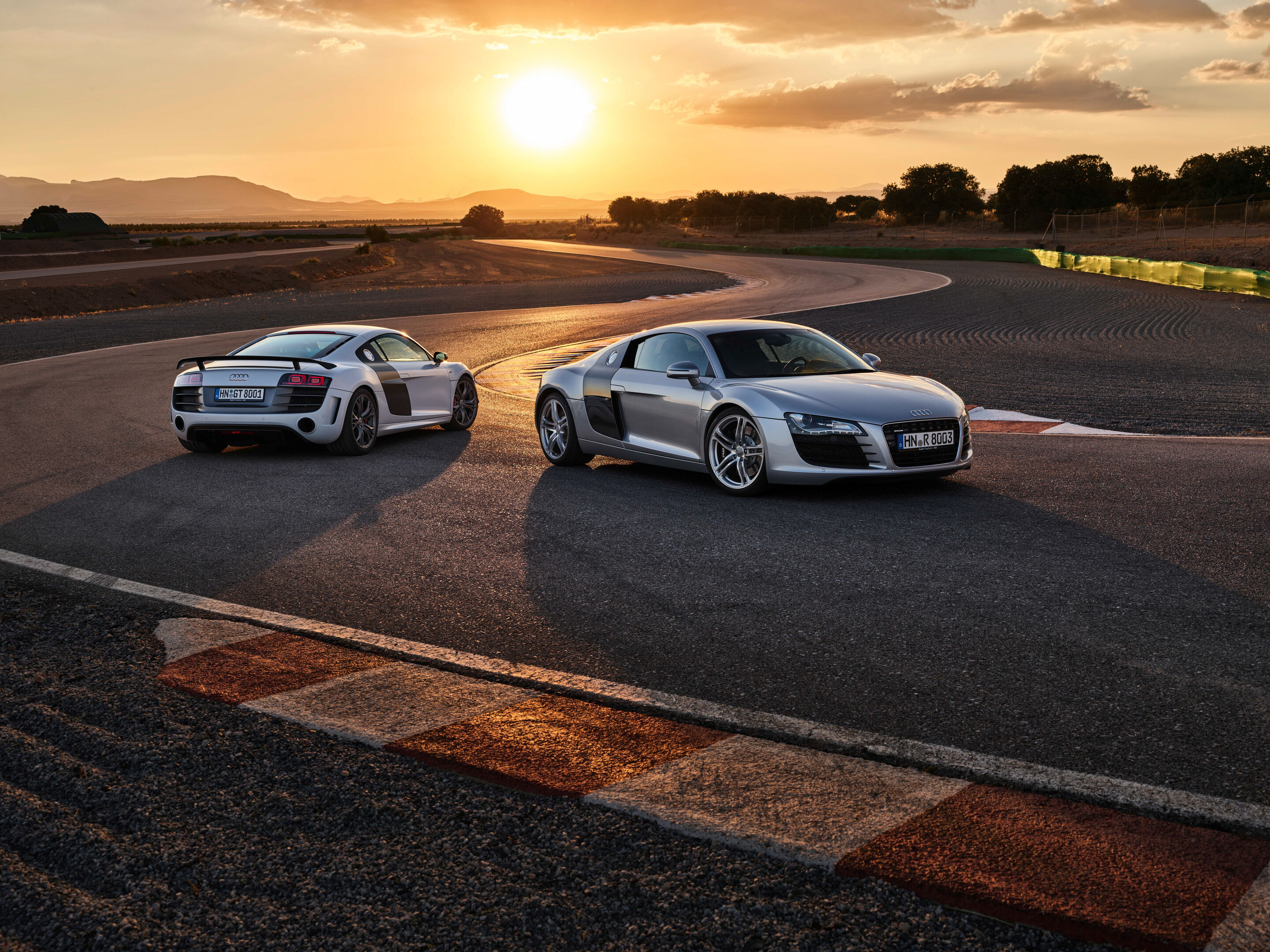 Audi R8 Coupé V10 GT RWD, Audi R8 GT Coupé (1.Generation) (bis 2024) - Standaufnahme, Farbe: Suzukagrau