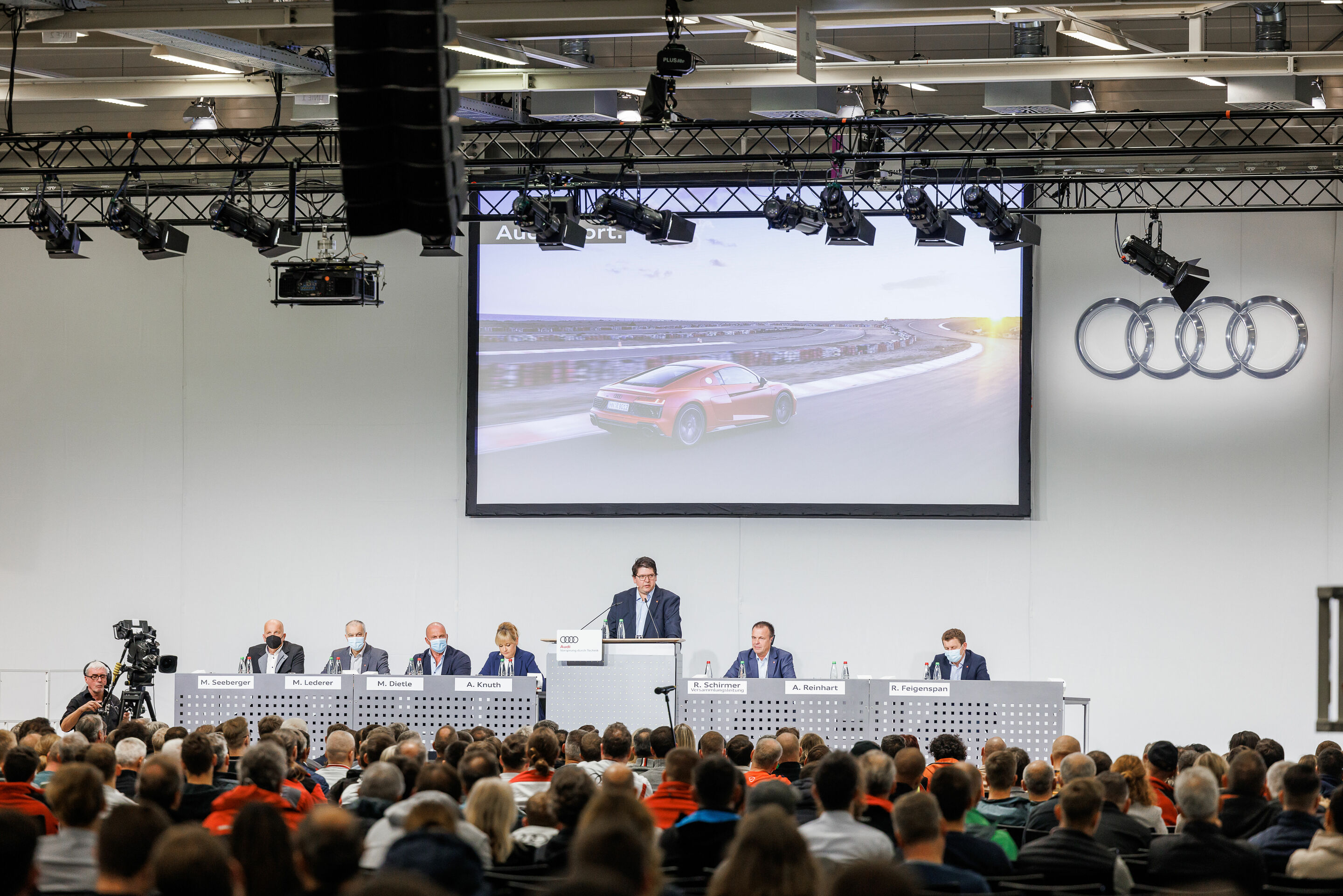 Betriebsversammlung Neckarsulm: „Wir werden keine Ruhe geben.“ - Der stellvertretende Betriebsratsvorsitzende Alexander Reinhart hob in seinem Bericht die Bedeutung weiterer E-Modelle für den Standort Neckarsulm hervor.