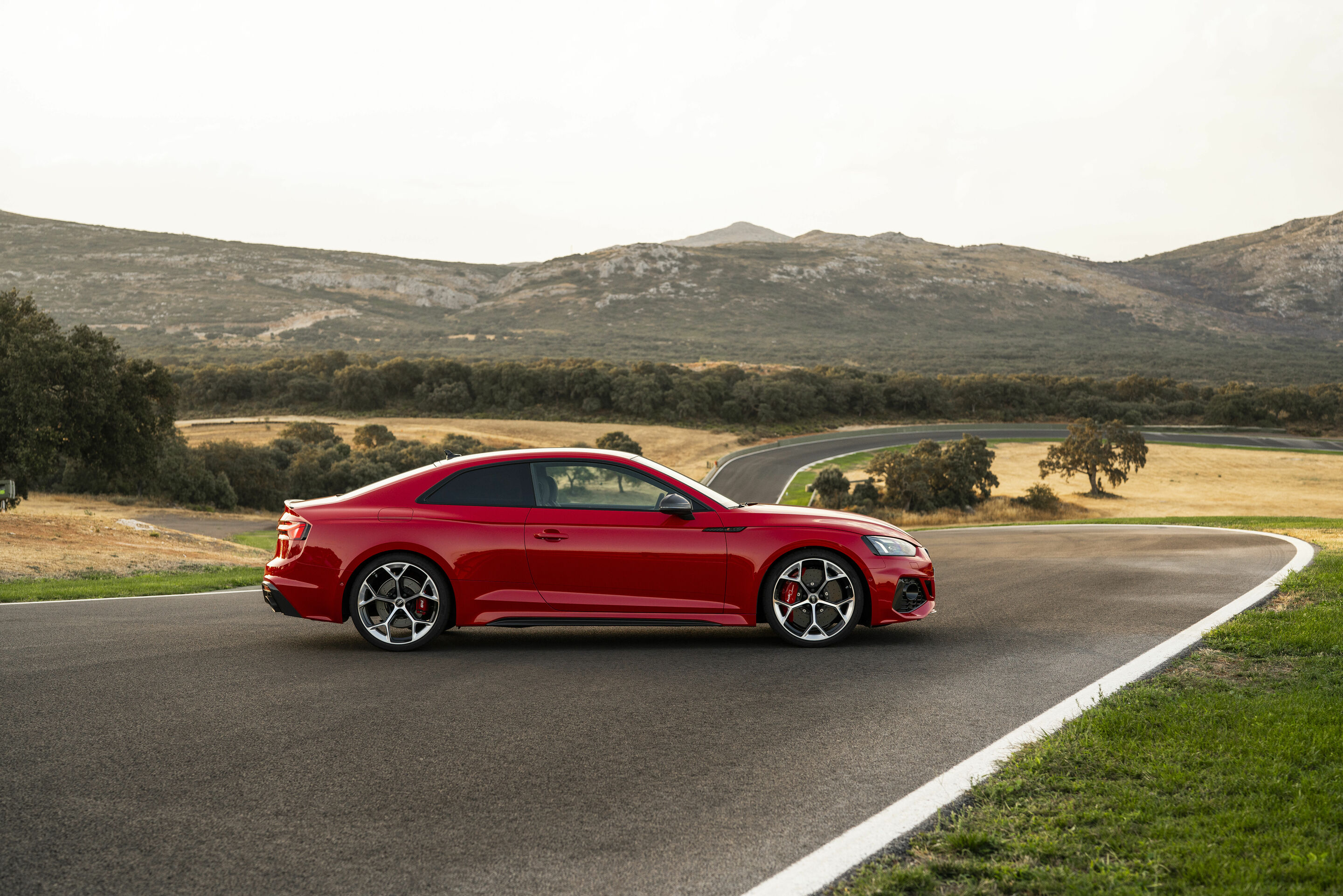 Audi RS 5 Coupé mit competition plus-Paket - Standaufnahme,
Farbe: Tangorot