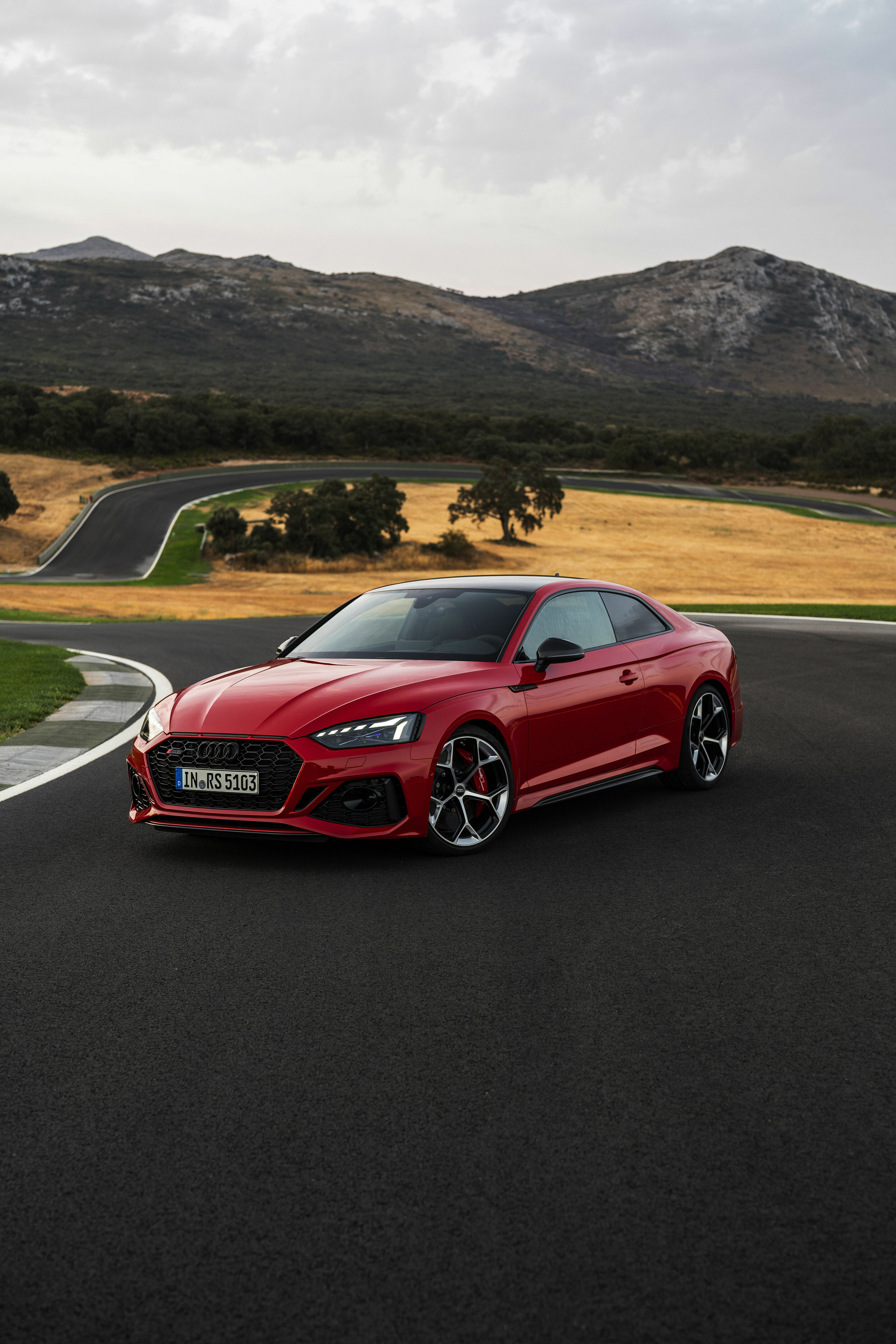 Audi RS 5 Coupé mit competition plus-Paket - Standaufnahme,
Farbe: Tangorot