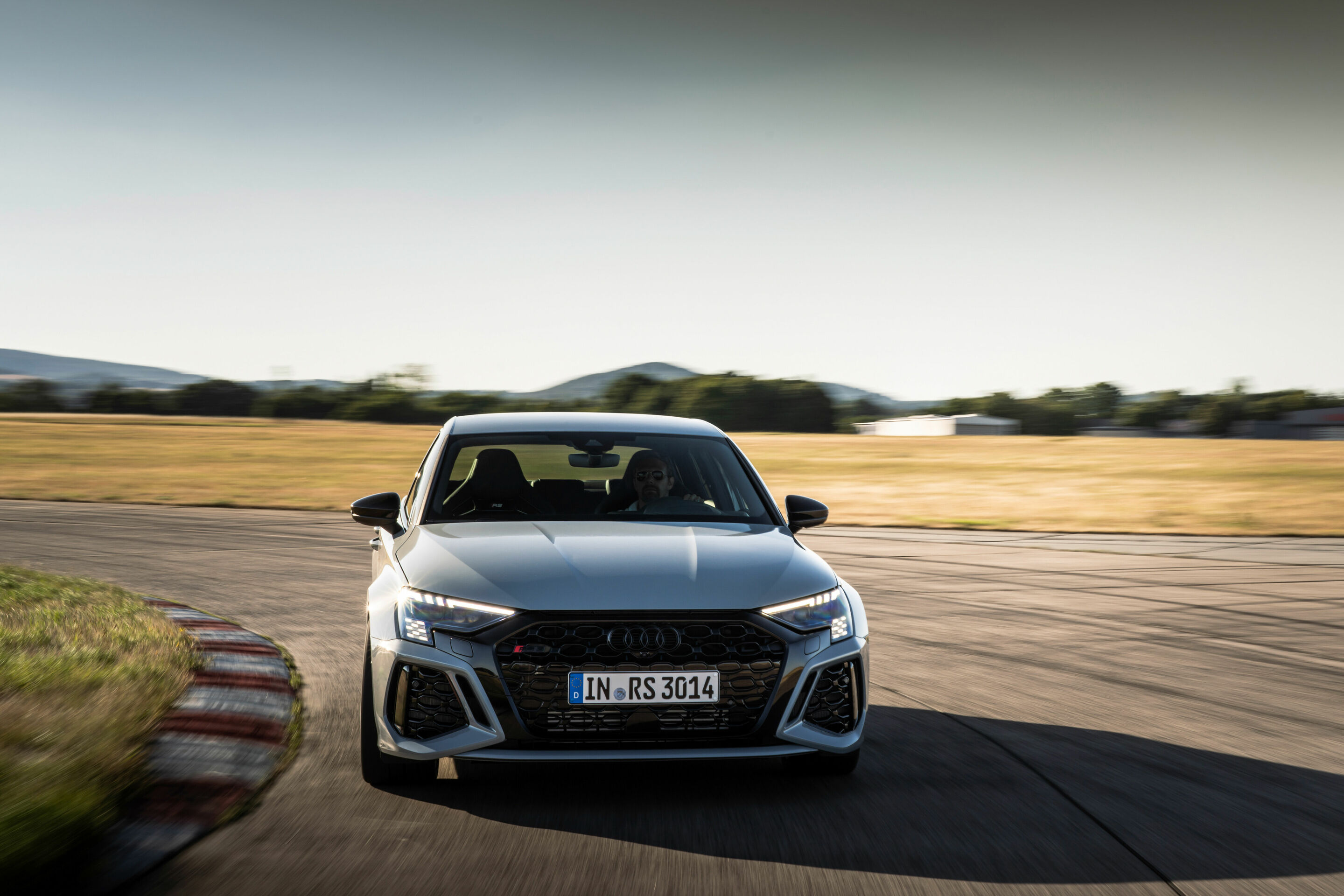 Audi RS 3 Limousine performance edition - Fahraufnahme, Farbe: Pfeilgrau Perleffekt