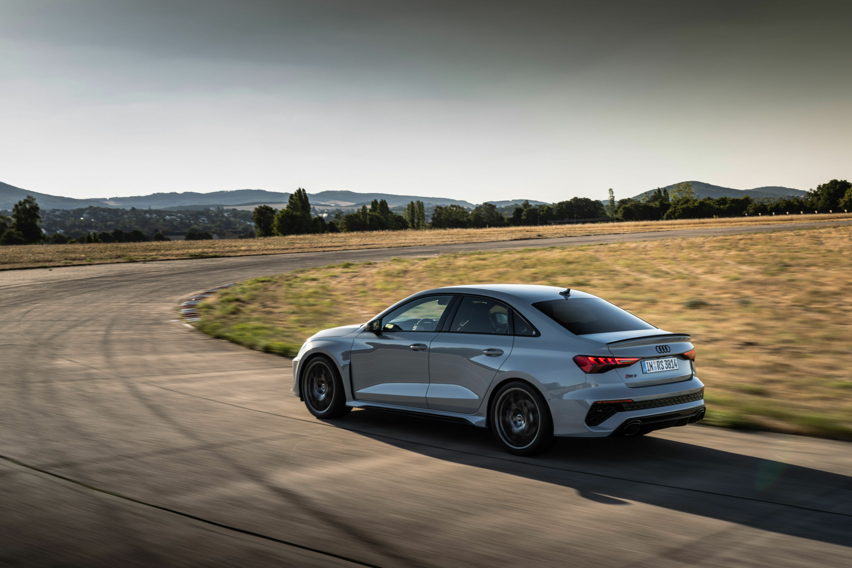 Audi RS 3 Limousine performance edition - Fahraufnahme, Farbe: Pfeilgrau Perleffekt