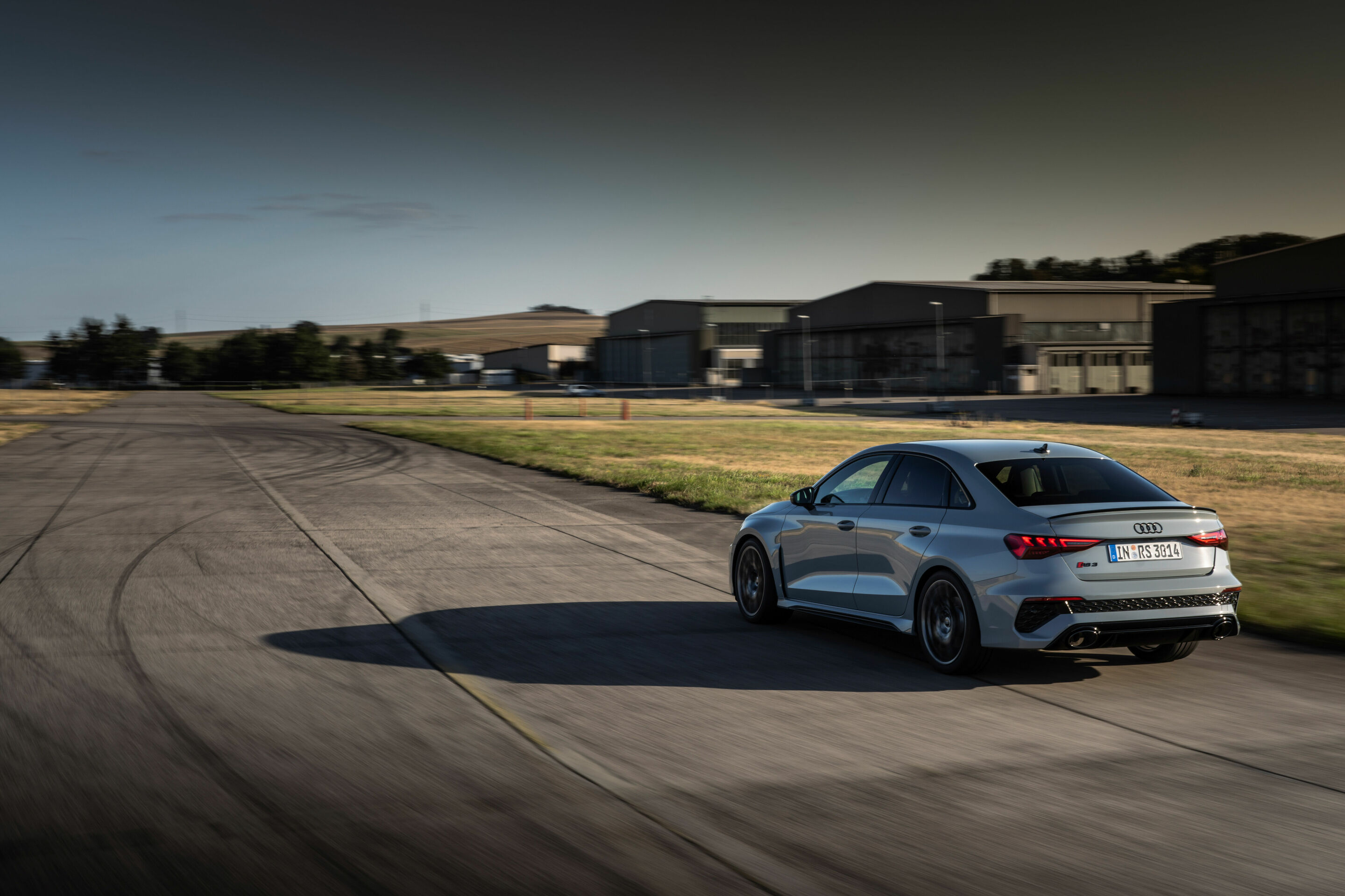 Audi RS 3 Limousine performance edition - Fahraufnahme, Farbe: Pfeilgrau Perleffekt