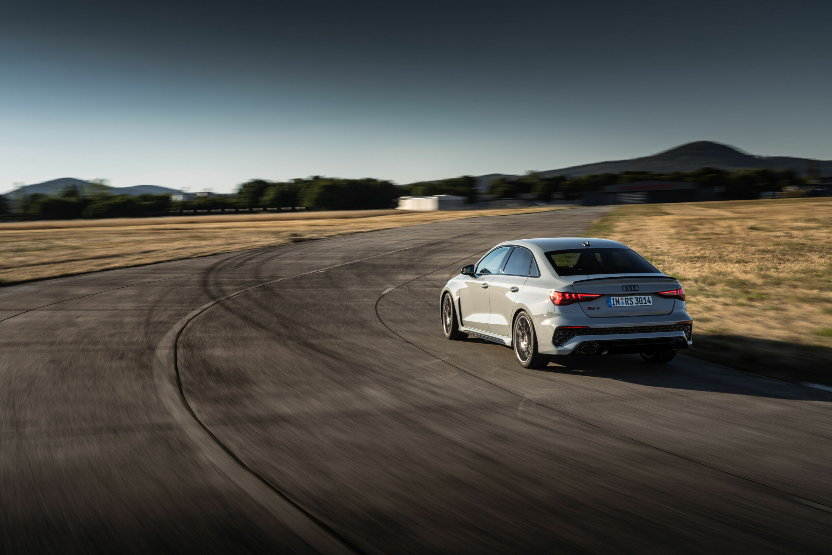 Audi RS 3 Limousine performance edition - Fahraufnahme, Farbe: Pfeilgrau Perleffekt