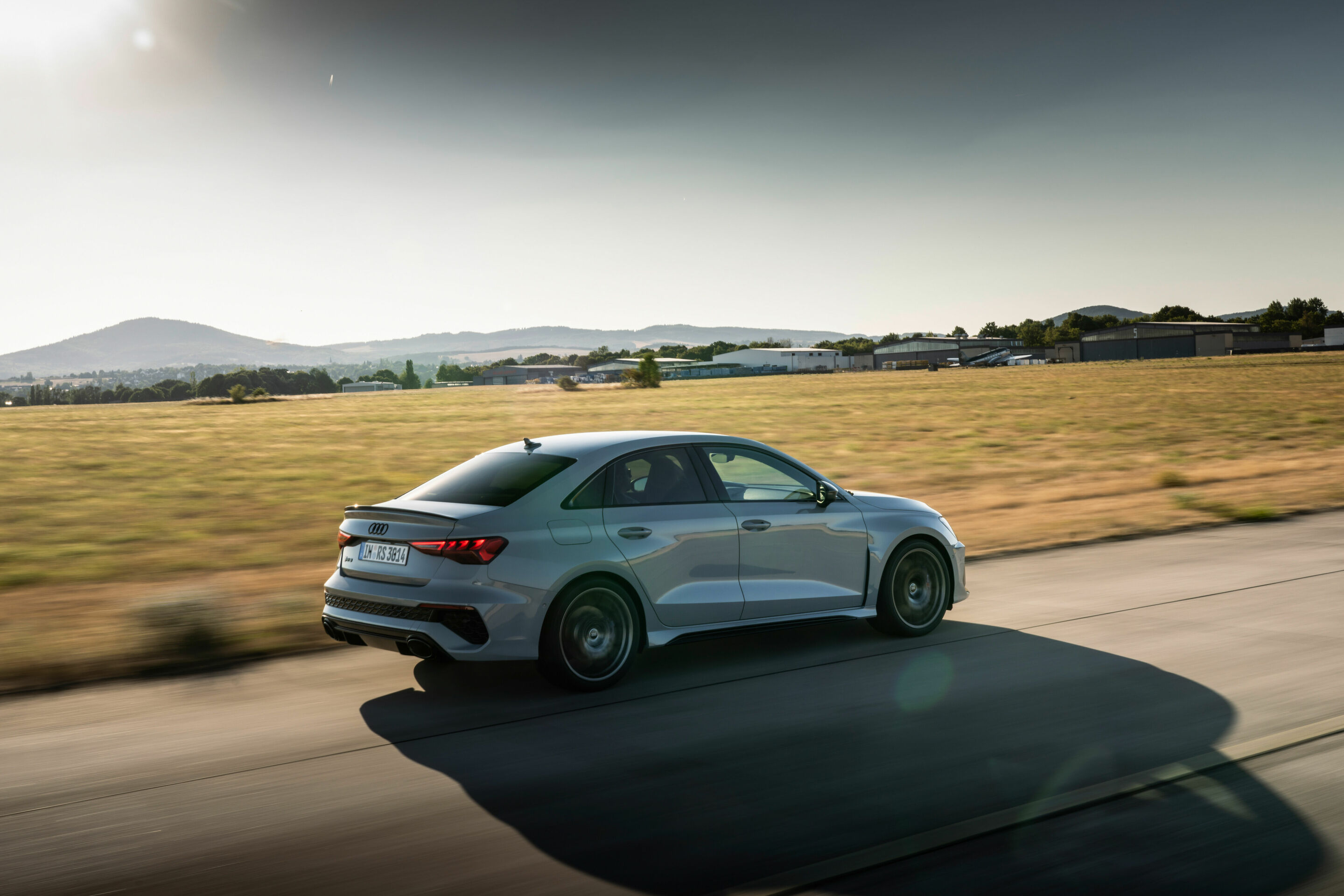 Audi RS 3 Limousine performance edition - Fahraufnahme, Farbe: Pfeilgrau Perleffekt