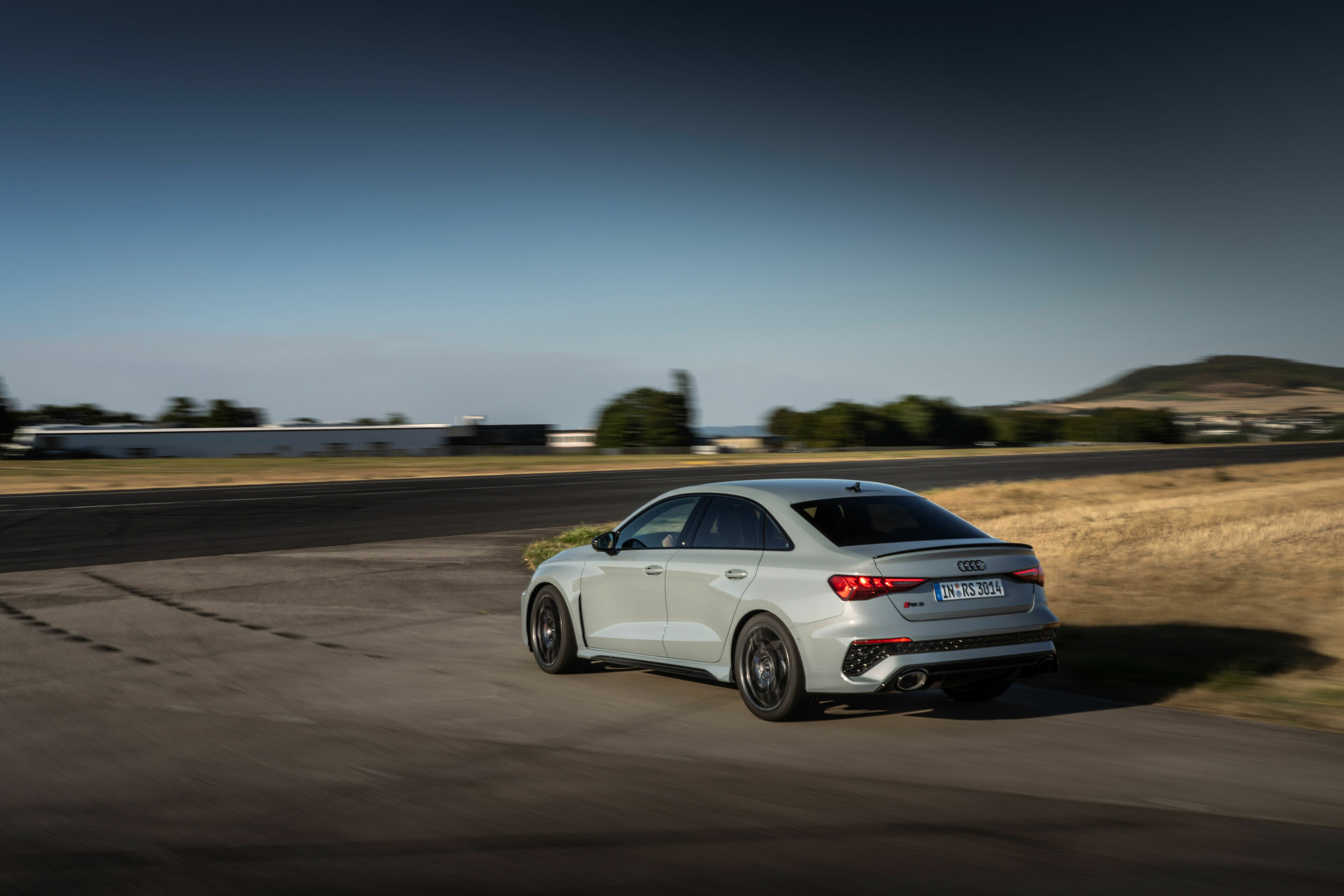 Audi RS 3 Limousine performance edition - Fahraufnahme, Farbe: Pfeilgrau Perleffekt