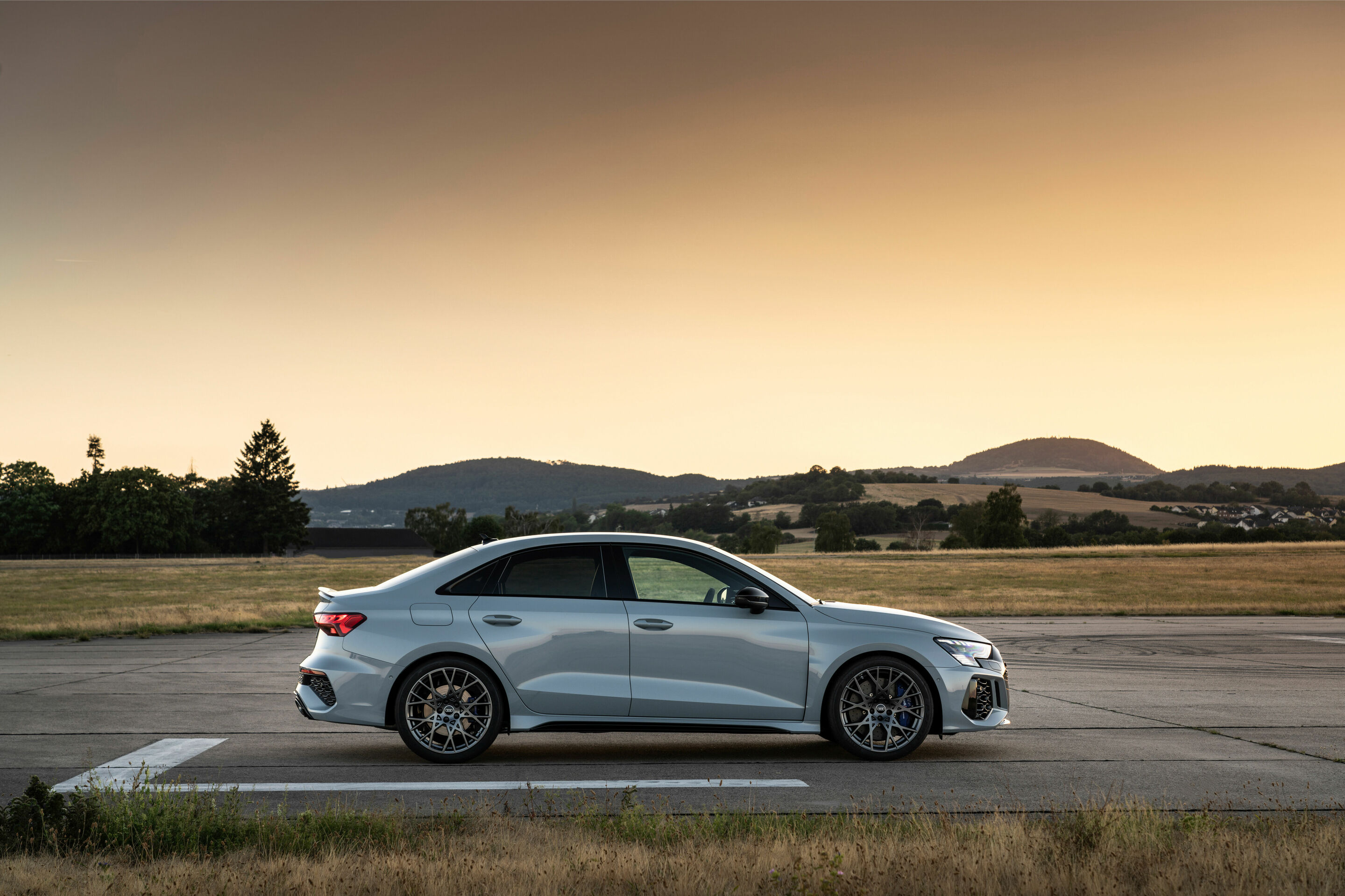 Audi RS 3 Limousine performance edition - Standaufnahme, Farbe: Pfeilgrau Perleffekt