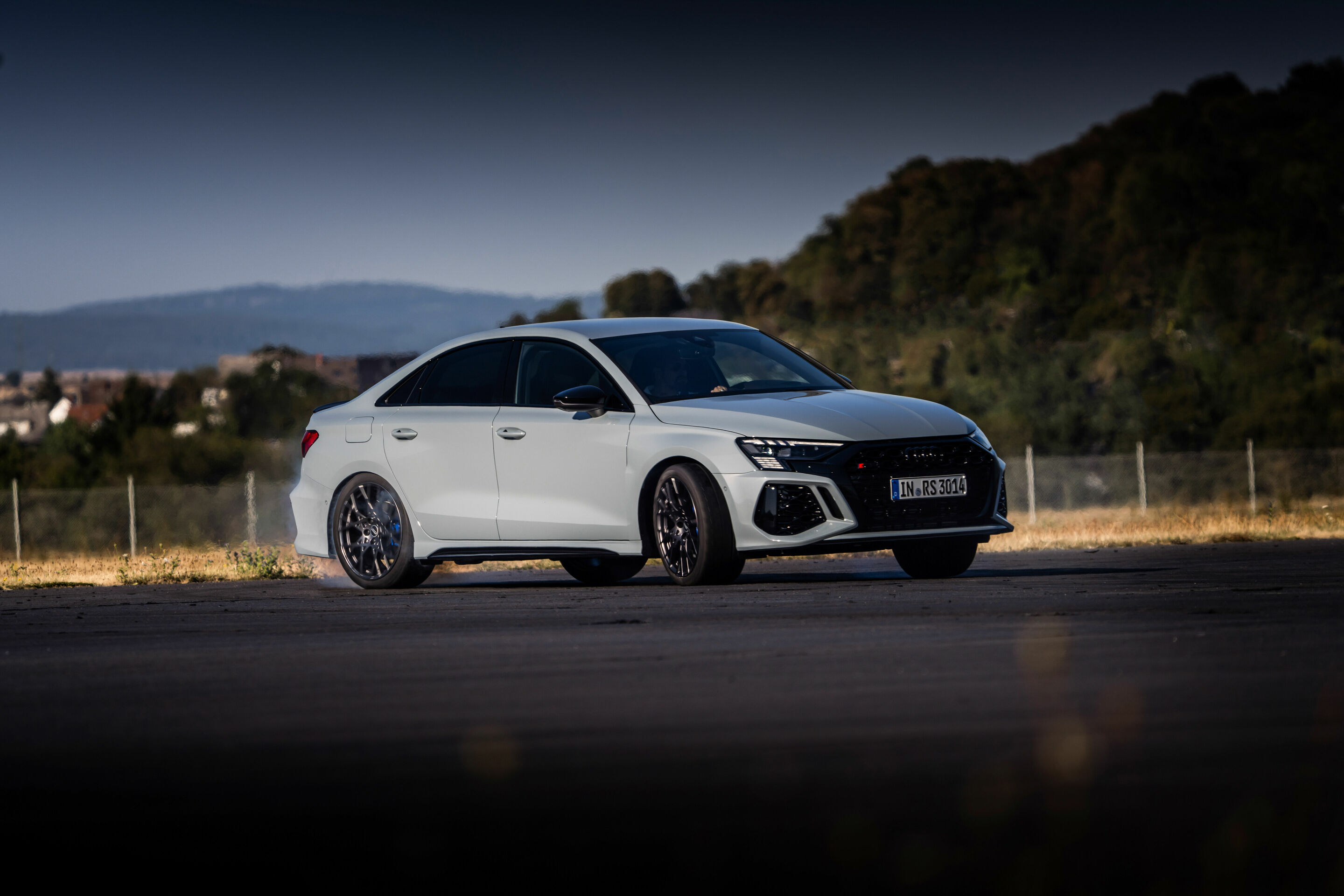 Audi RS 3 Limousine performance edition - Fahraufnahme, Farbe: Pfeilgrau Perleffekt