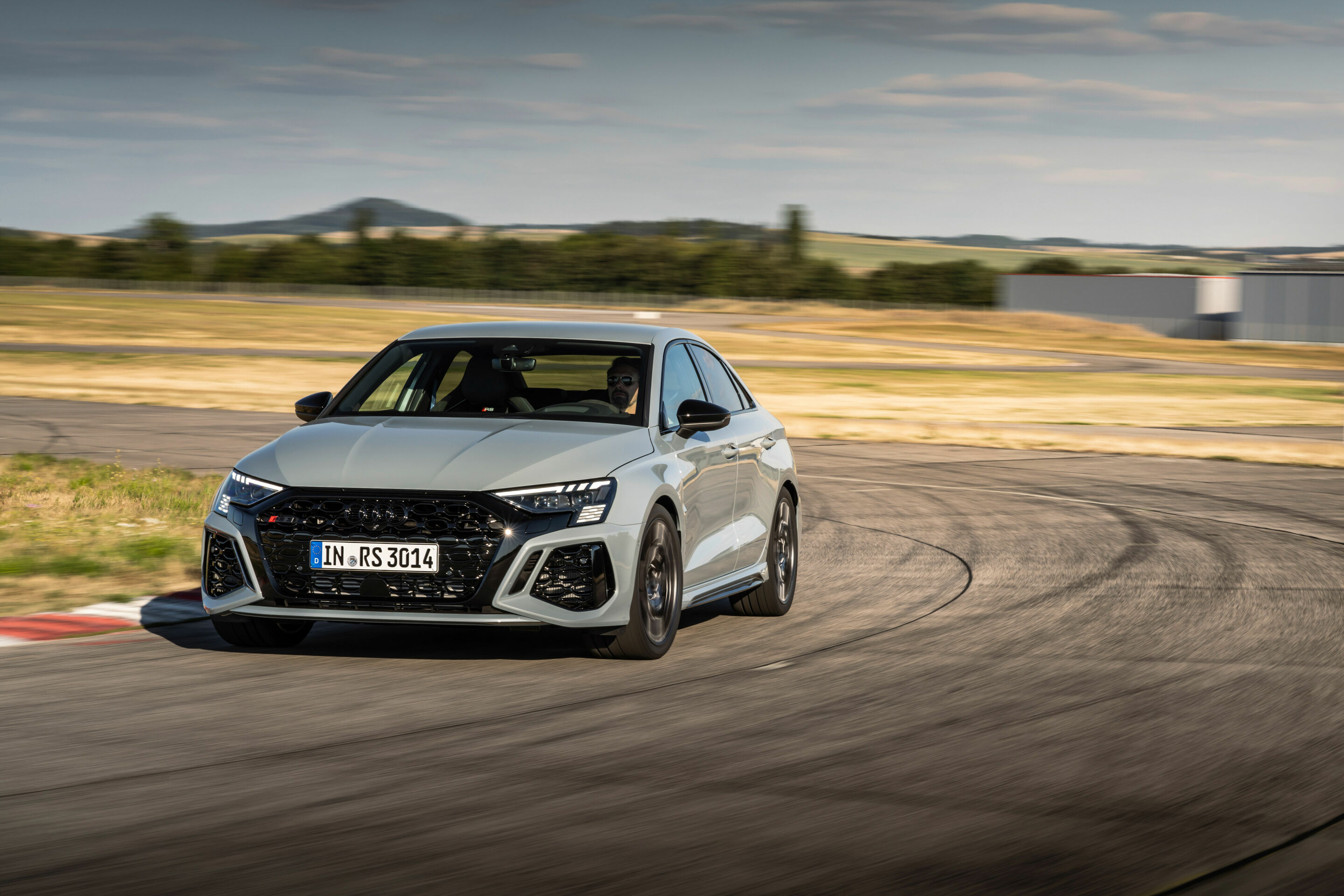 Audi RS 3 Limousine performance edition - Fahraufnahme, Farbe: Pfeilgrau Perleffekt