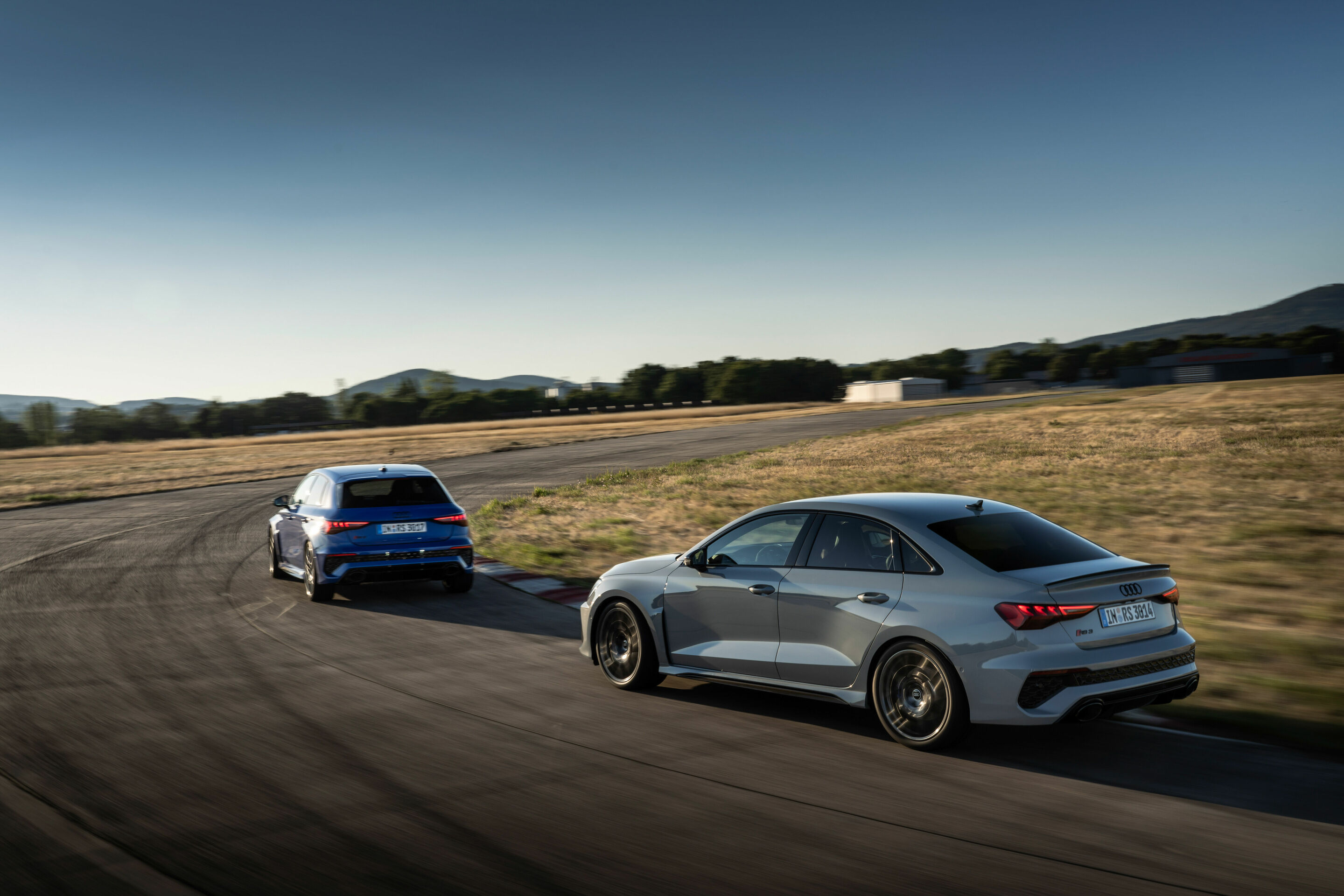 Audi RS 3 Sedan performance edition, Audi RS 3 Sportback performance edition - Audi RS 3 Sedan performance edition, Dynamic photo, Colour: Arrow Gray, Pearl Effect.
Audi RS 3 Sportback performance edition, Dynamic photo, Colour: Nogaro Blue, Pearl Effect...