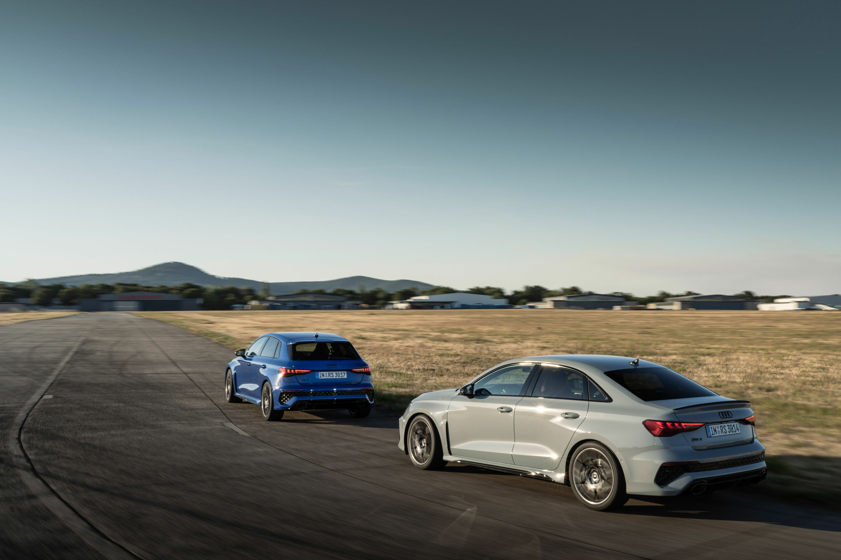 Audi RS 3 Limousine performance edition, Audi RS 3 Sportback performance edition - Audi RS 3 Limousine performance edition, Fahraufnahme, Farbe: Pfeilgrau Perleffekt.
Audi RS 3 Sportback performance edition , Fahraufnahme, Farbe: Nogaroblau Perleffekt.
