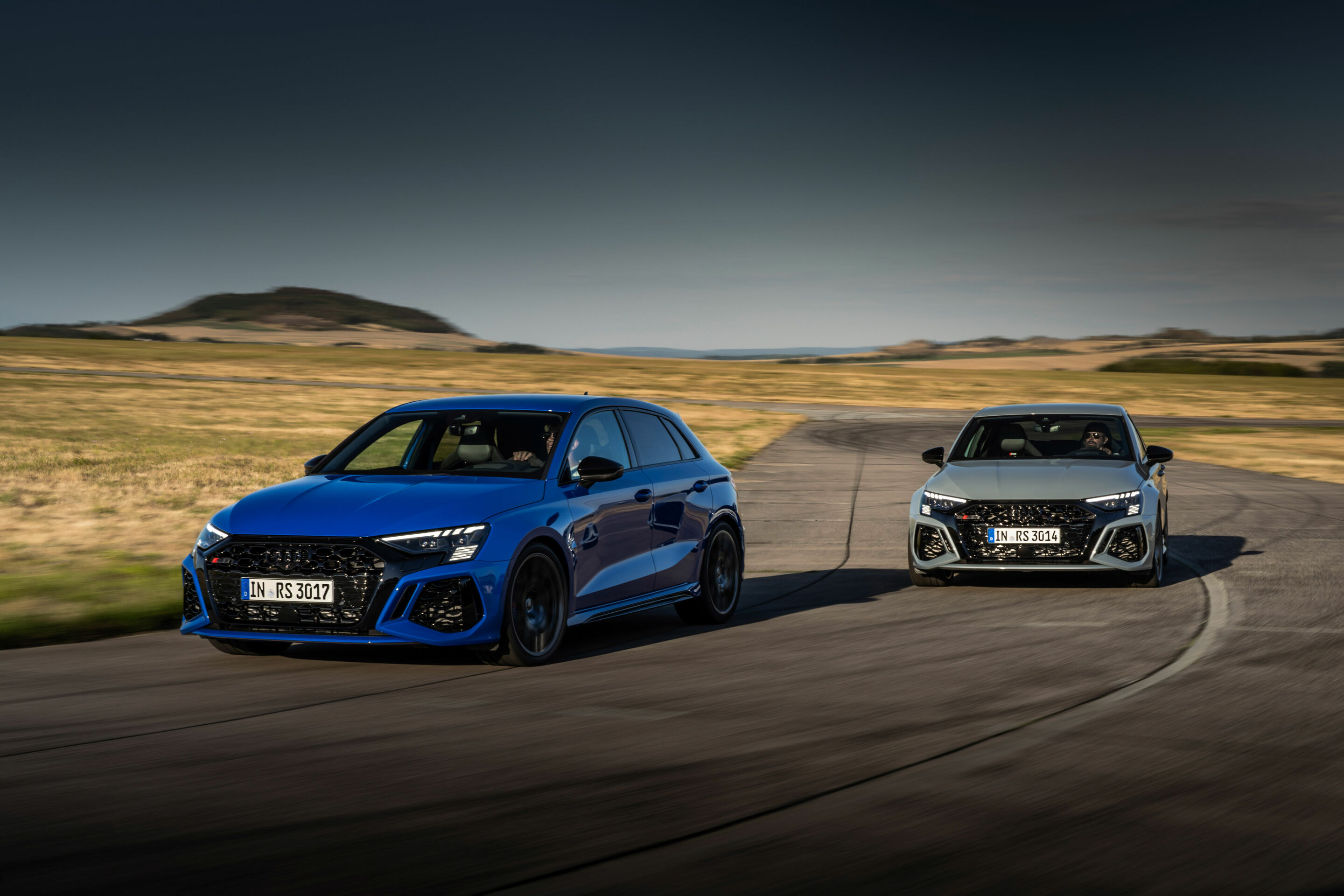 Audi RS 3 Sedan performance edition, Audi RS 3 Sportback performance edition - Audi RS 3 Sedan performance edition, Dynamic photo, Colour: Arrow Gray, Pearl Effect.
Audi RS 3 Sportback performance edition, Dynamic photo, Colour: Nogaro Blue, Pearl Effect...