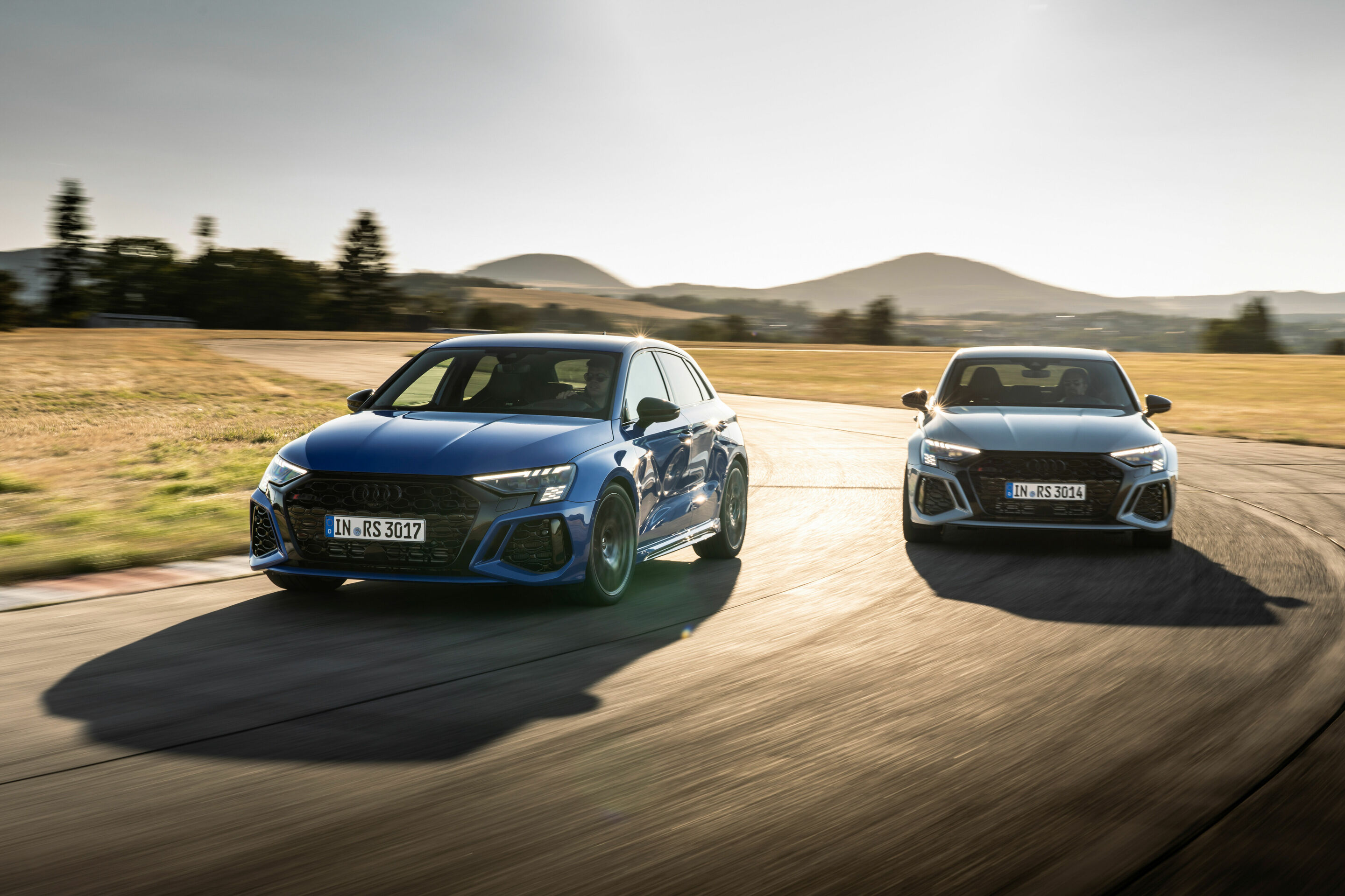 Audi RS 3 Limousine performance edition, Audi RS 3 Sportback performance edition - Audi RS 3 Limousine performance edition, Fahraufnahme, Farbe: Pfeilgrau Perleffekt.
Audi RS 3 Sportback performance edition , Fahraufnahme, Farbe: Nogaroblau Perleffekt.