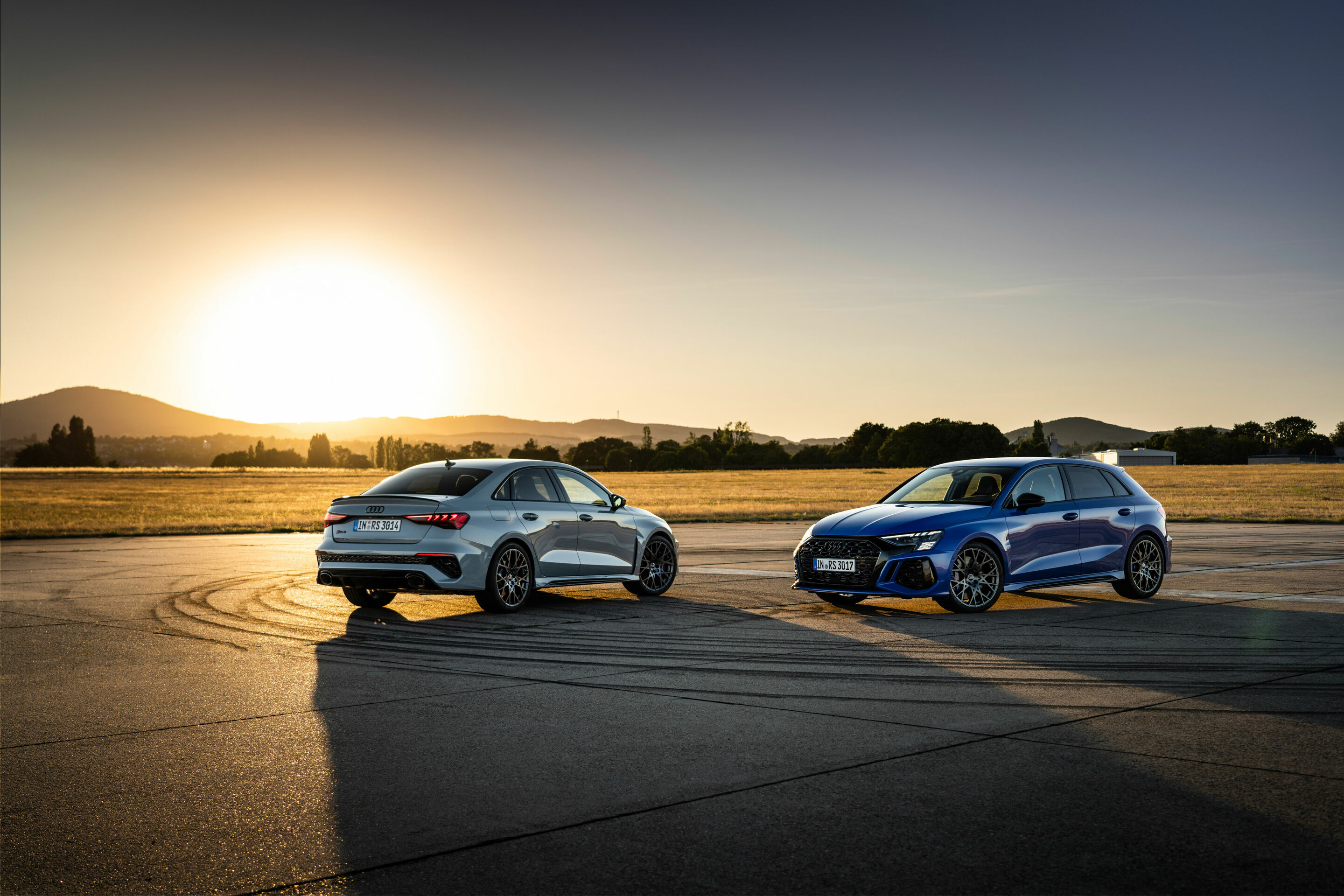 Audi RS 3 Sedan performance edition, Audi RS 3 Sportback performance edition - Audi RS 3 Sedan performance edition, Static photo, Colour: Arrow Gray, Pearl Effect.
Audi RS 3 Sportback performance edition, Static photo, Colour: Nogaro Blue, Pearl Effect...