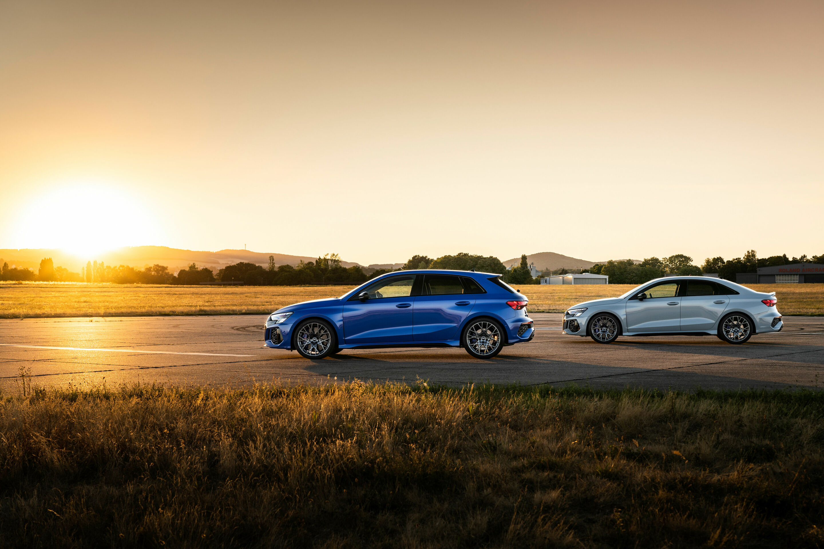Audi RS 3 Sedan performance edition, Audi RS 3 Sportback performance edition - Audi RS 3 Sedan performance edition, Static photo, Colour: Arrow Gray, Pearl Effect.
Audi RS 3 Sportback performance edition, Static photo, Colour: Nogaro Blue, Pearl Effect...