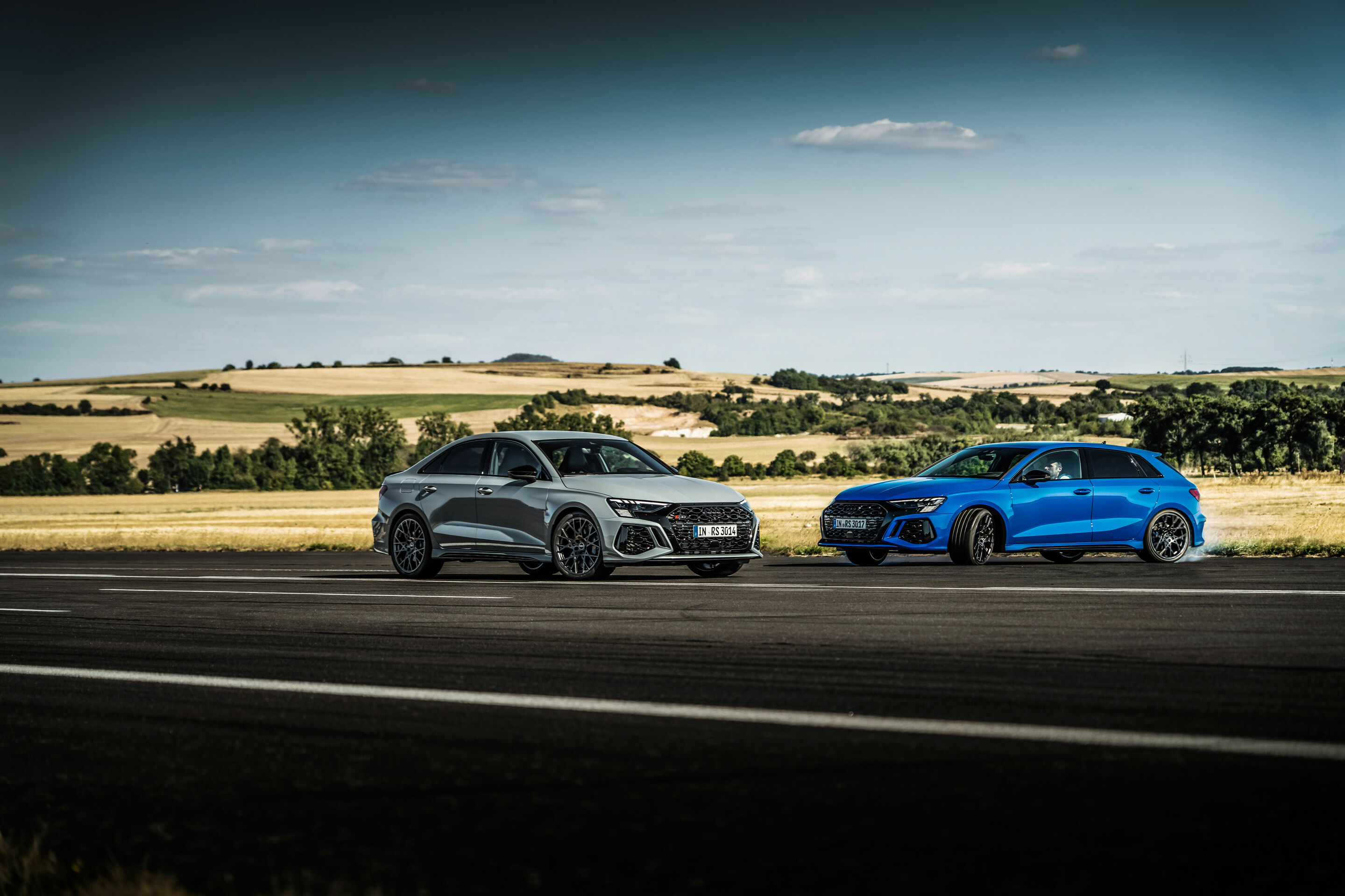 Audi RS 3 Sedan performance edition, Audi RS 3 Sportback performance edition - Audi RS 3 Sedan performance edition, Dynamic photo, Colour: Arrow Gray, Pearl Effect.
Audi RS 3 Sportback performance edition, Dynamic photo, Colour: Nogaro Blue, Pearl Effect...