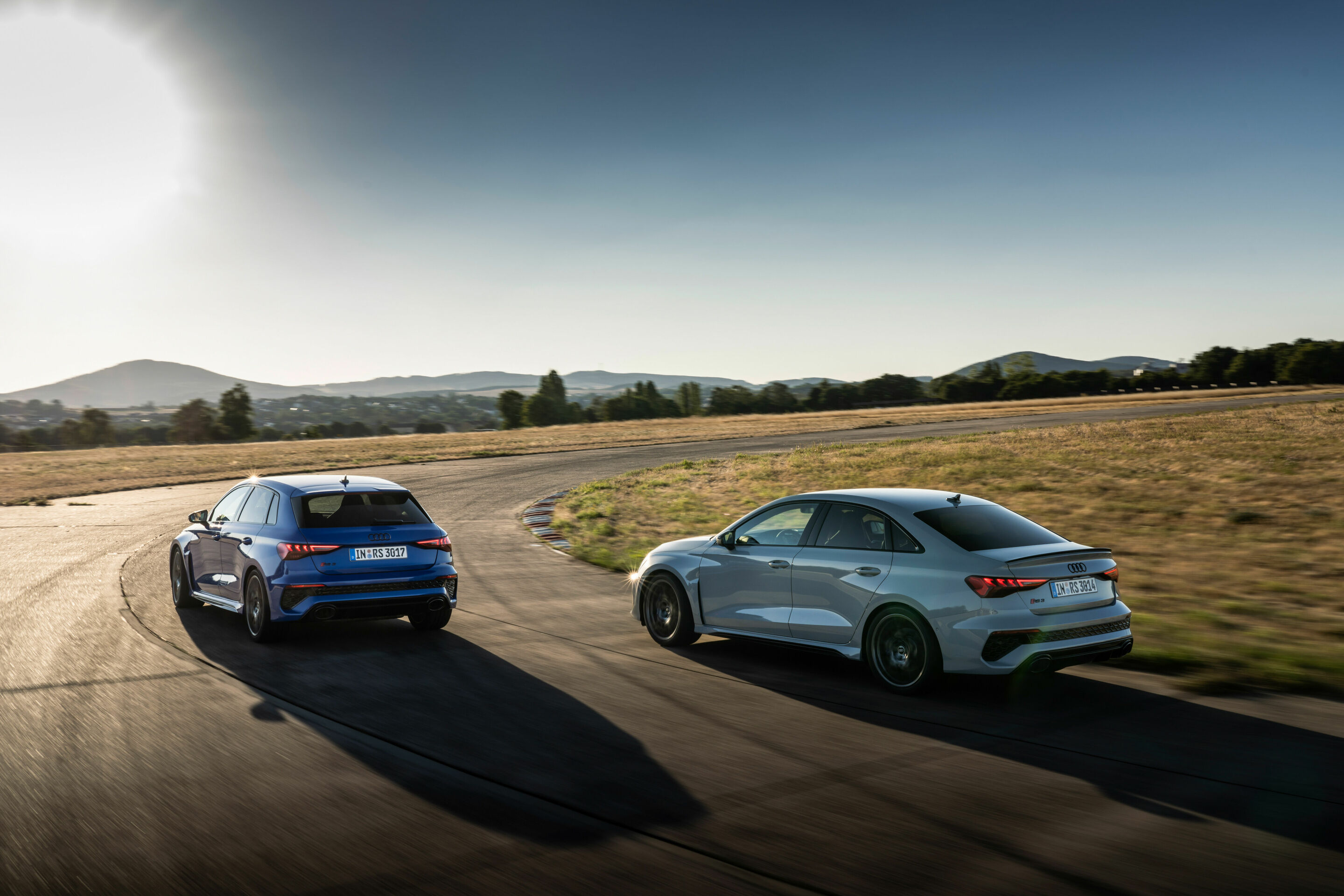Audi RS 3 Limousine performance edition, Audi RS 3 Sportback performance edition - Audi RS 3 Limousine performance edition, Fahraufnahme, Farbe: Pfeilgrau Perleffekt.
Audi RS 3 Sportback performance edition , Fahraufnahme, Farbe: Nogaroblau Perleffekt.