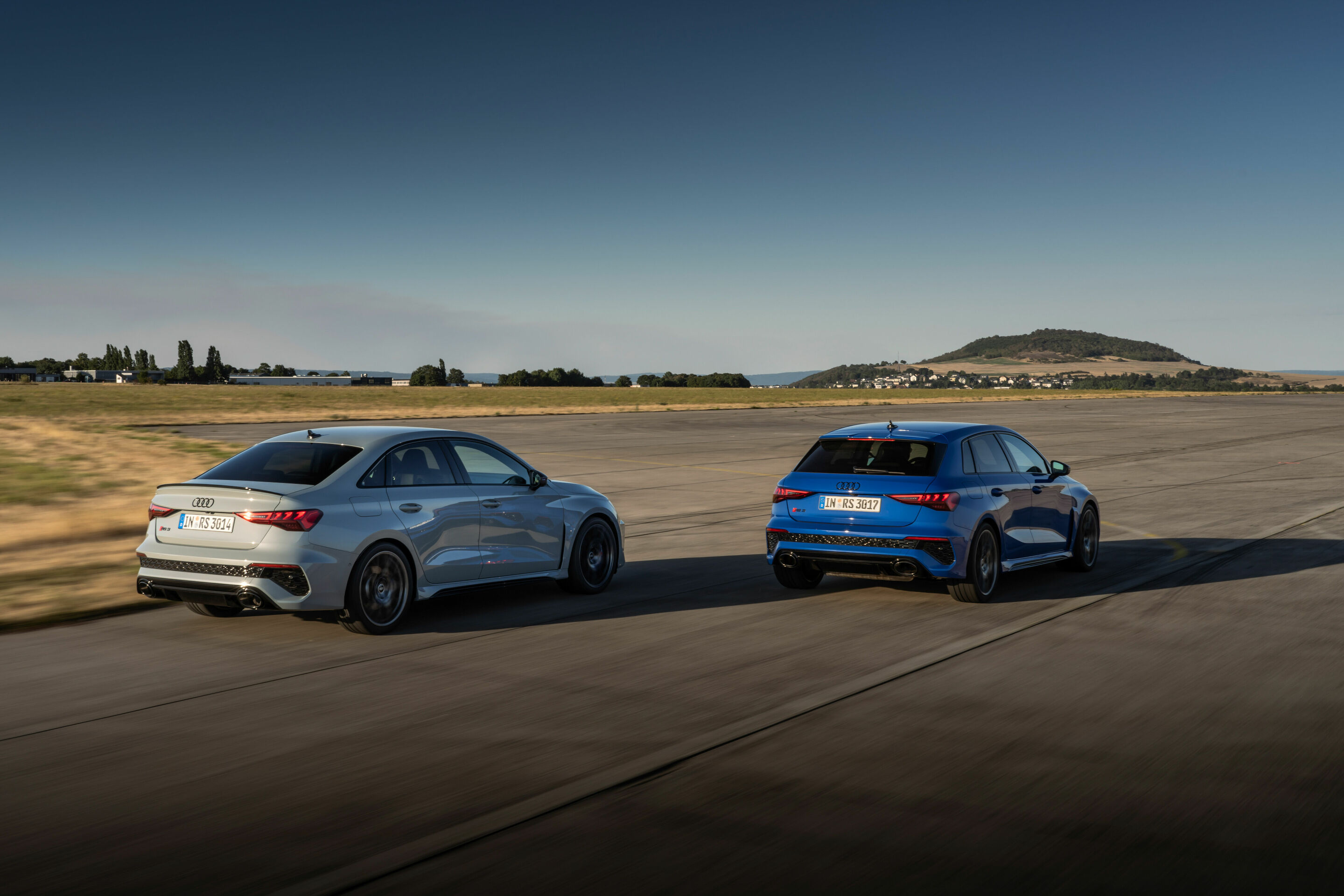 Audi RS 3 Limousine performance edition, Audi RS 3 Sportback performance edition - Audi RS 3 Limousine performance edition, Standaufnahme, Farbe: Pfeilgrau Perleffekt.
Audi RS 3 Sportback performance edition , Standaufnahme, Farbe: Nogaroblau Perleffekt.