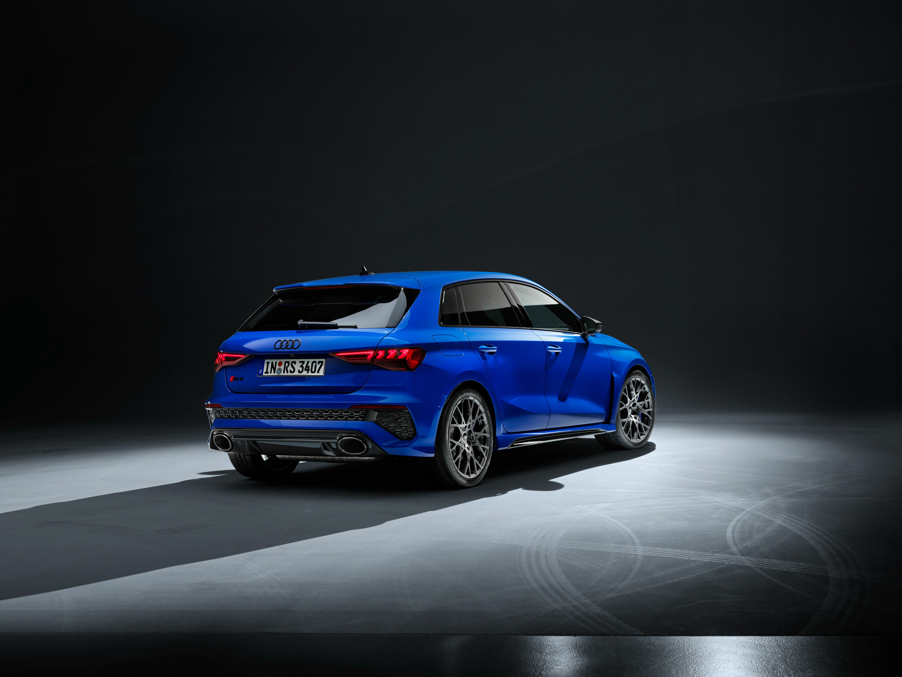 Audi RS 3 Sportback performance edition - Standaufnahme, Farbe: Nogaroblau Perleffekt.