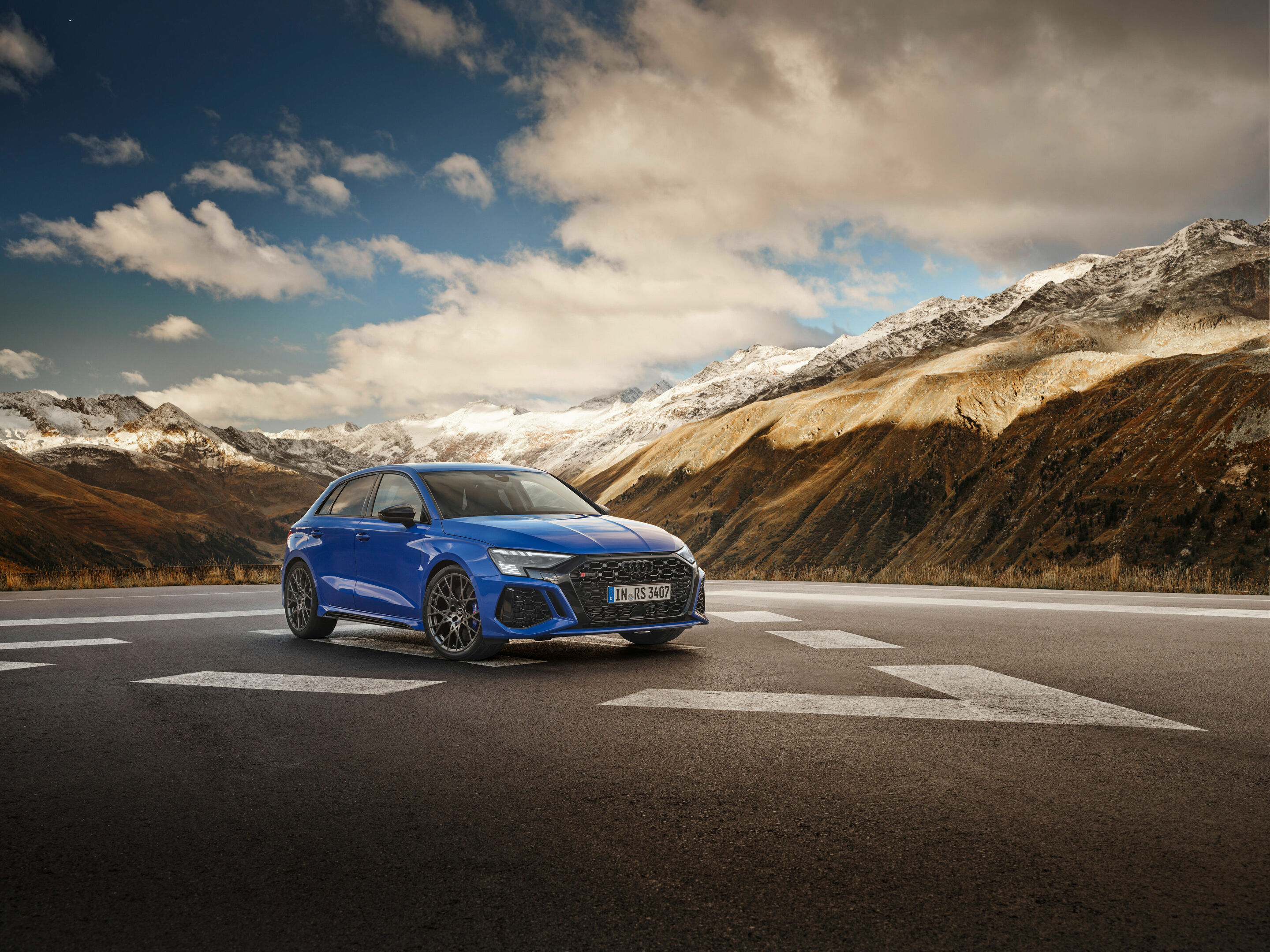 Audi RS 3 Sportback performance edition - Standaufnahme, Farbe: Nogaroblau Perleffekt.