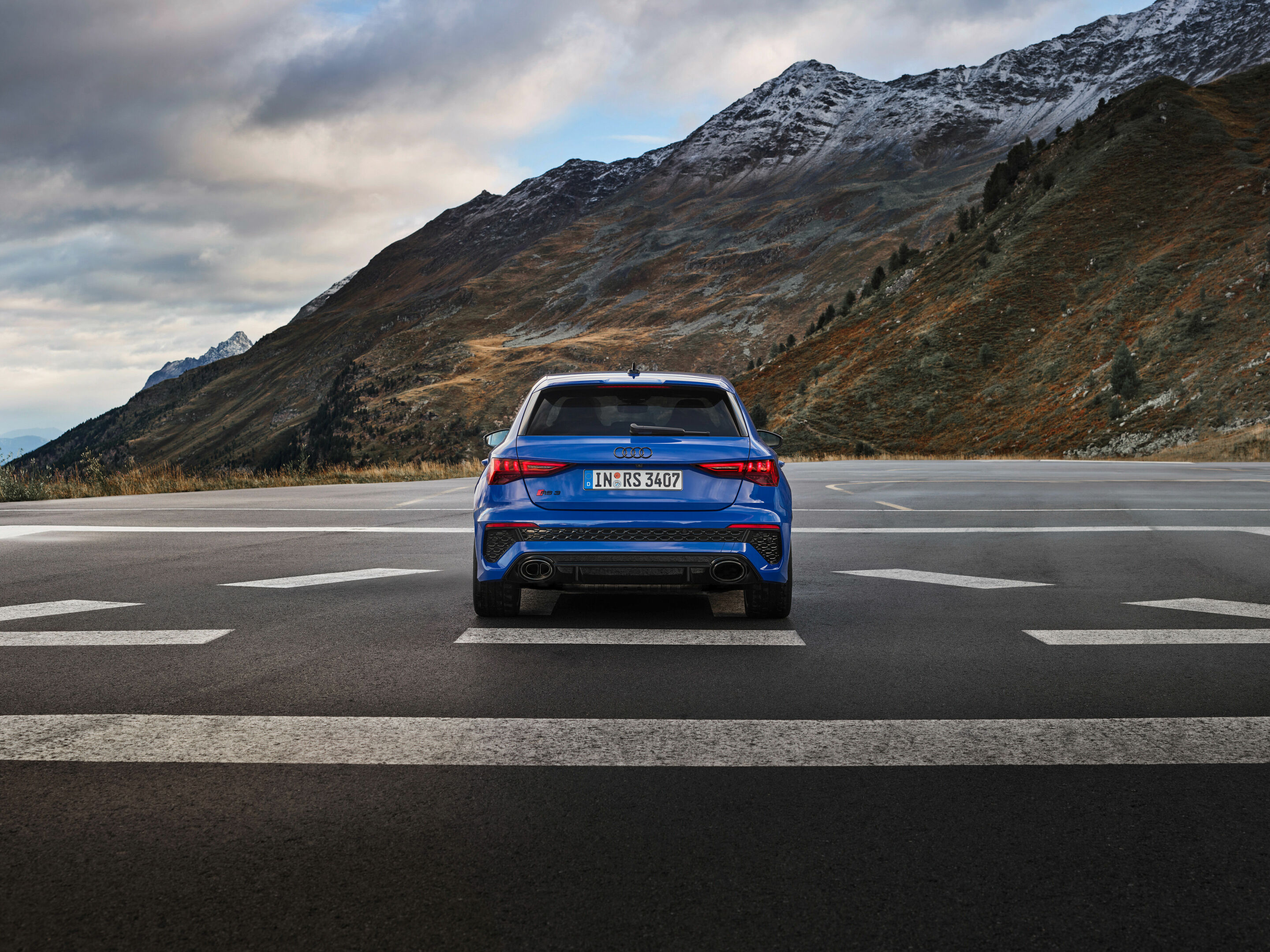 Audi RS 3 Sportback performance edition - Standaufnahme, Farbe: Nogaroblau Perleffekt.