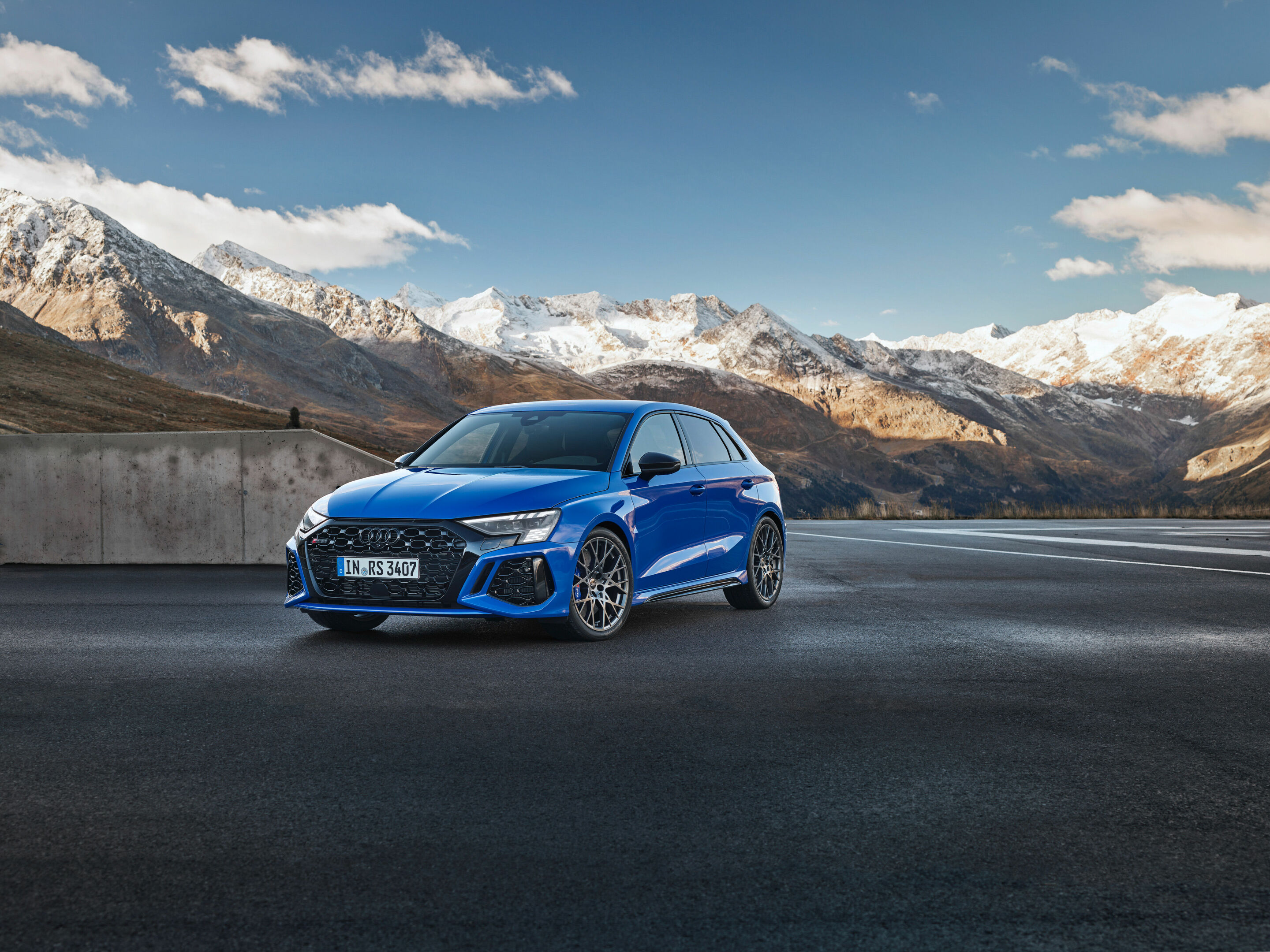 Audi RS 3 Sportback performance edition - Standaufnahme, Farbe: Nogaroblau Perleffekt.