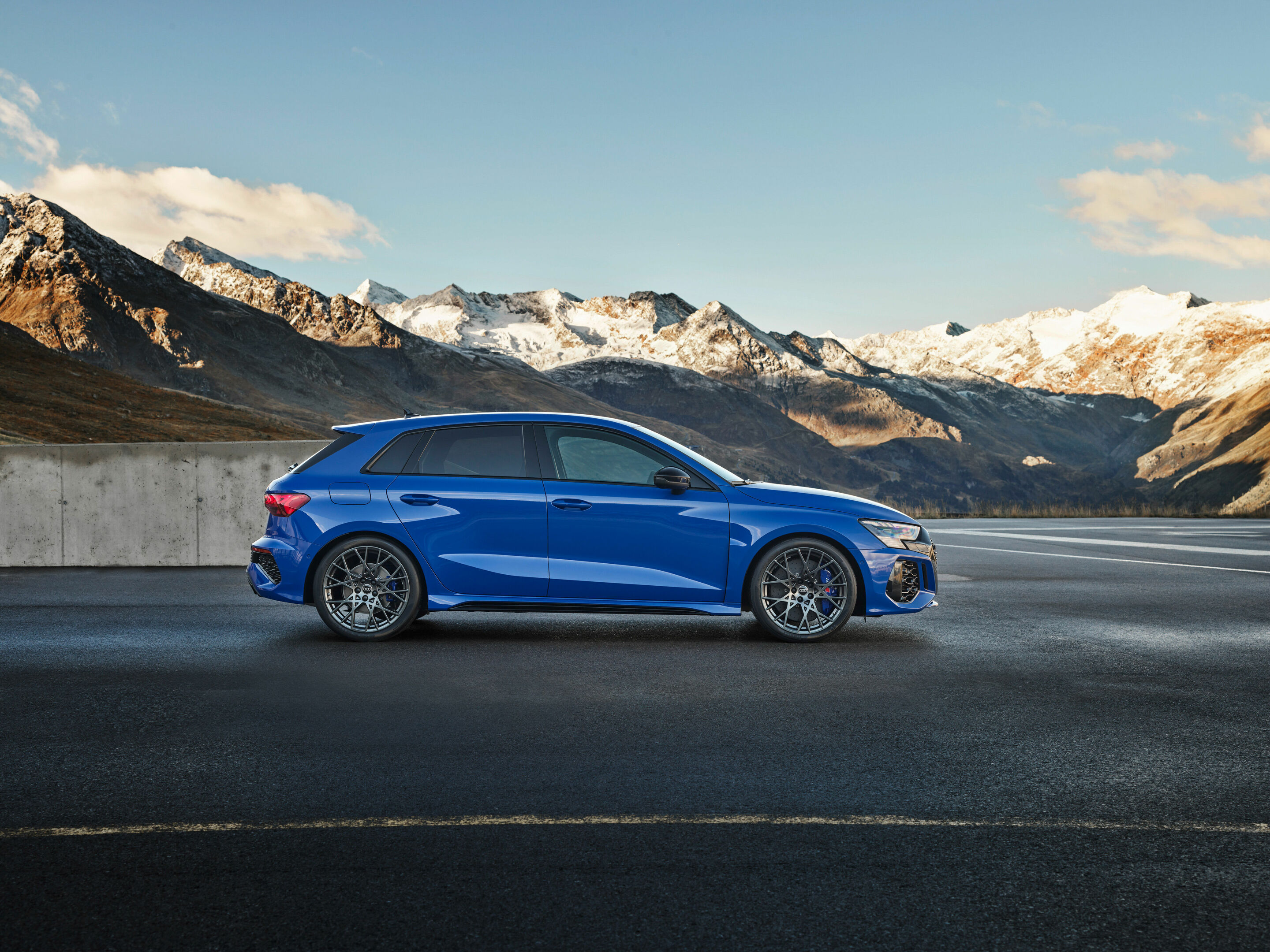 Audi RS 3 Sportback performance edition - Standaufnahme, Farbe: Nogaroblau Perleffekt.
