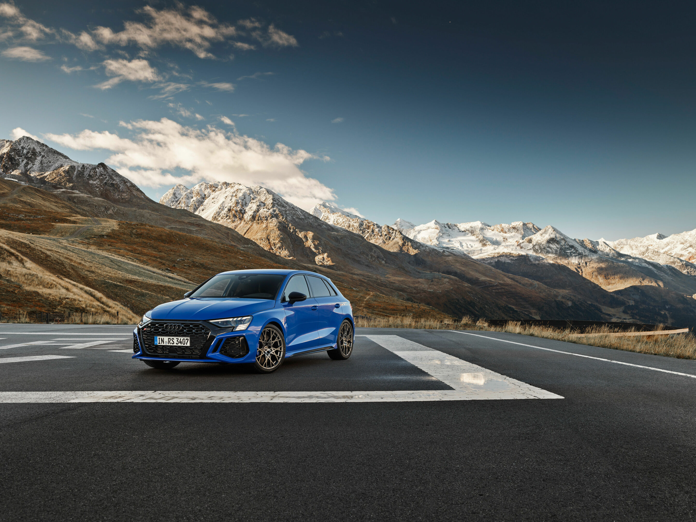Audi RS 3 Sportback performance edition - Standaufnahme, Farbe: Nogaroblau Perleffekt.