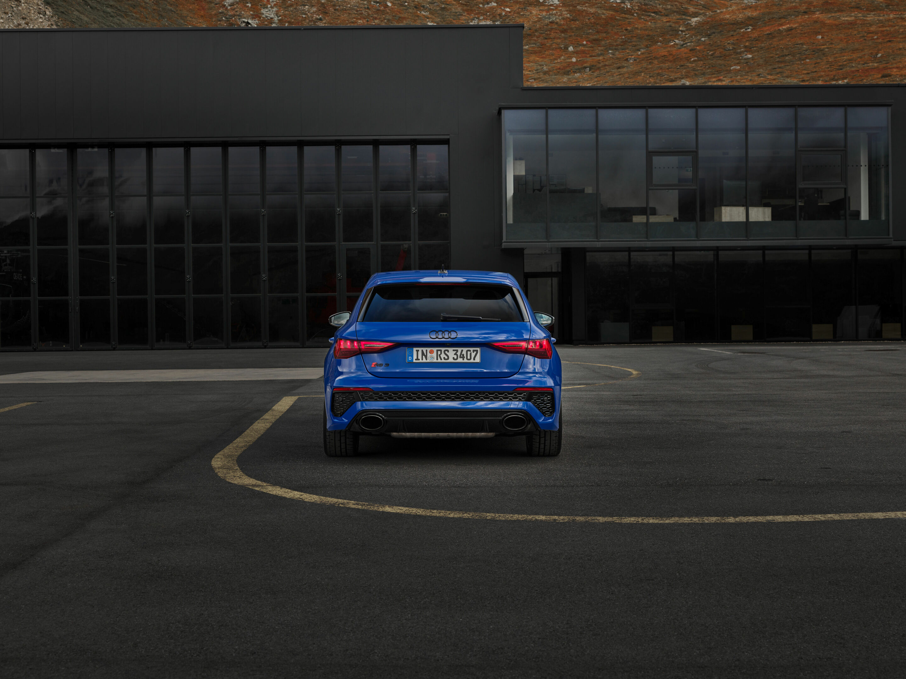 Audi RS 3 Sportback performance edition - Standaufnahme, Farbe: Nogaroblau Perleffekt.