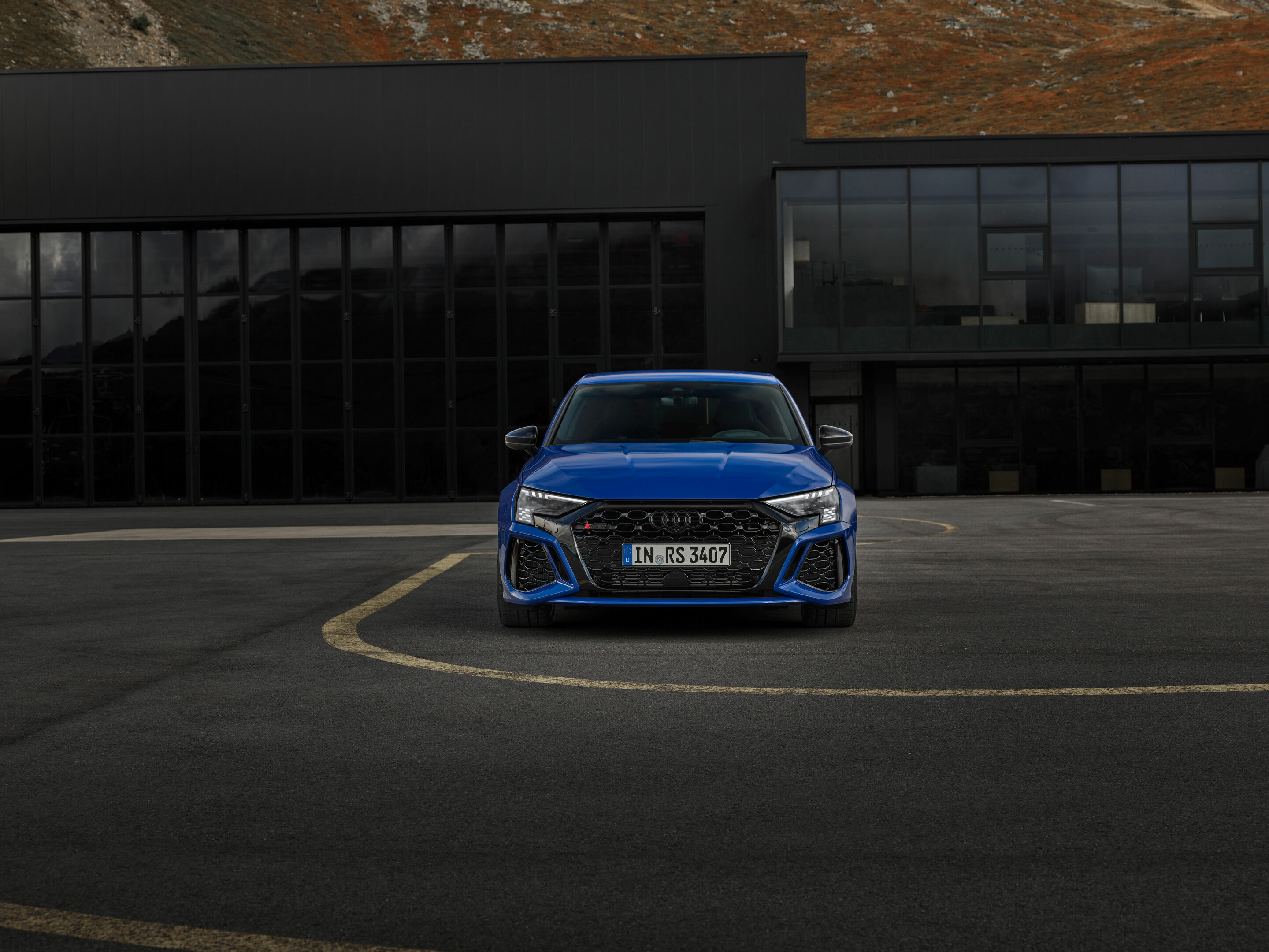 Audi RS 3 Sportback performance edition - Standaufnahme, Farbe: Nogaroblau Perleffekt.