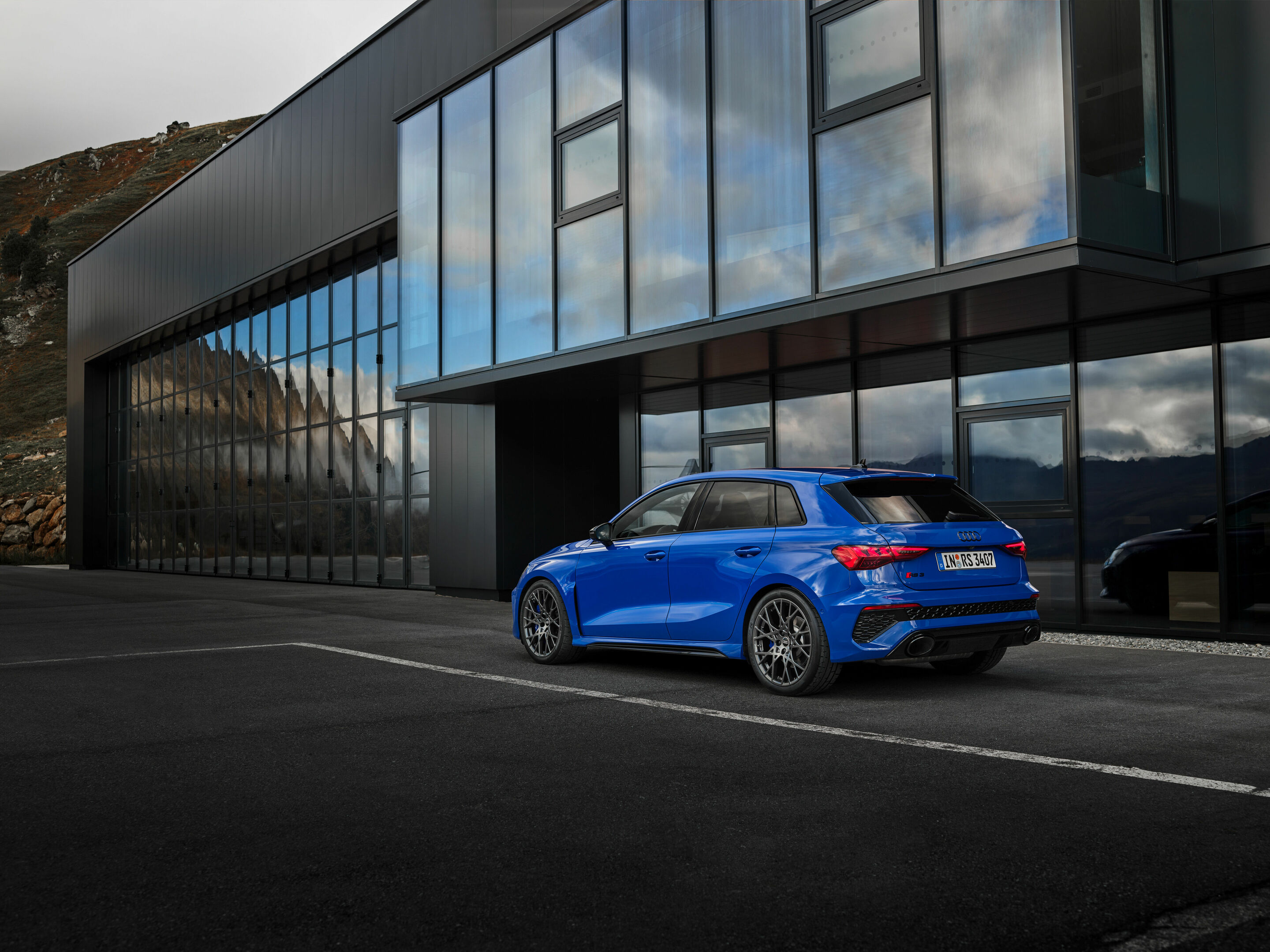 Audi RS 3 Sportback performance edition - Standaufnahme, Farbe: Nogaroblau Perleffekt.
