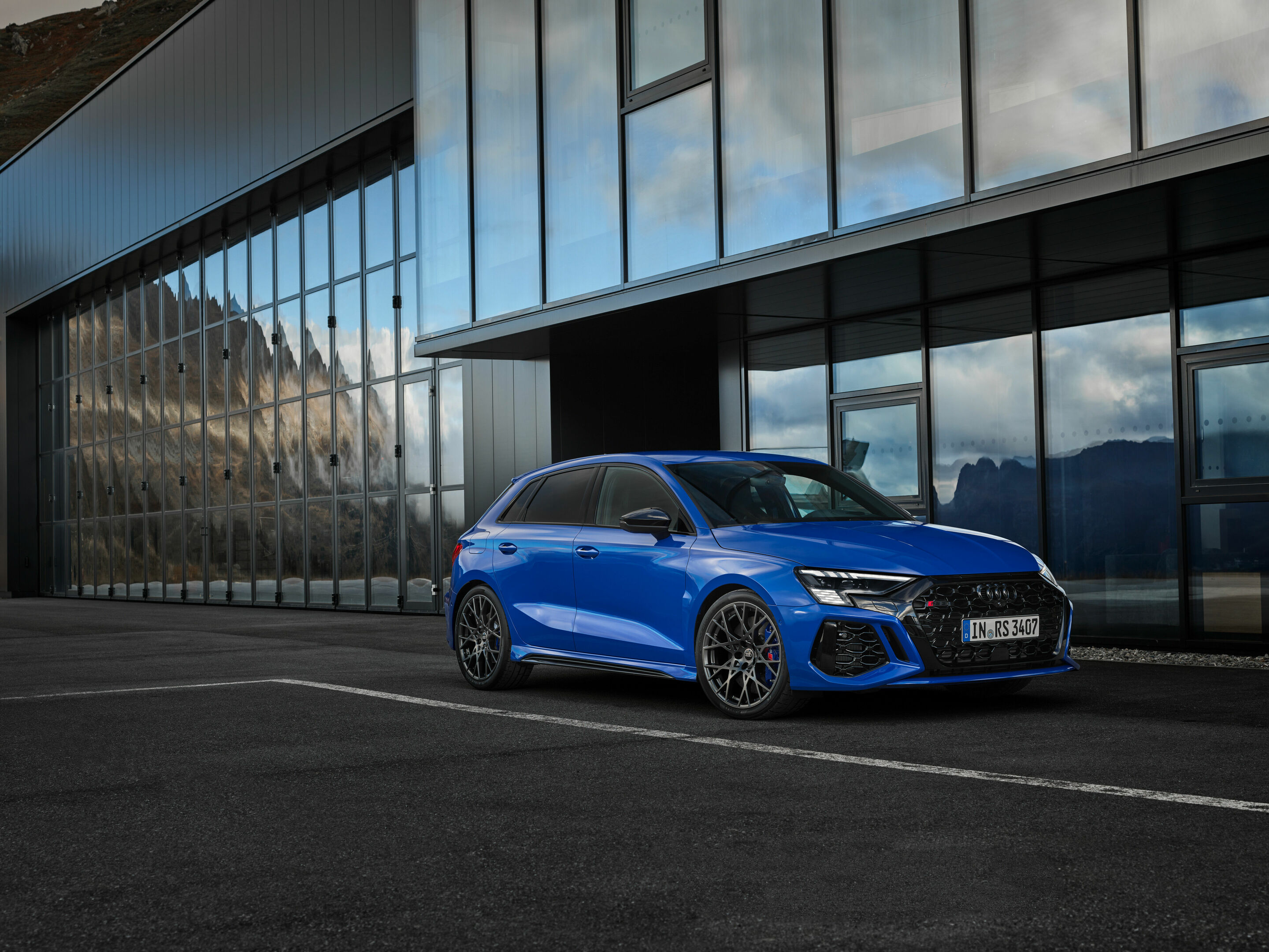 Audi RS 3 Sportback performance edition - Standaufnahme, Farbe: Nogaroblau Perleffekt.