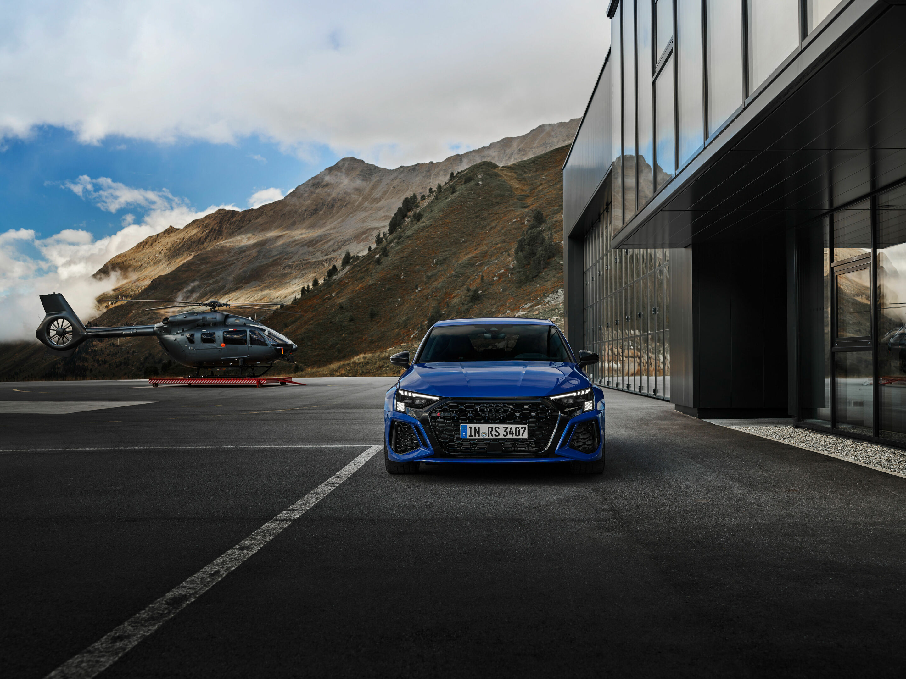 Audi RS 3 Sportback performance edition - Standaufnahme, Farbe: Nogaroblau Perleffekt.