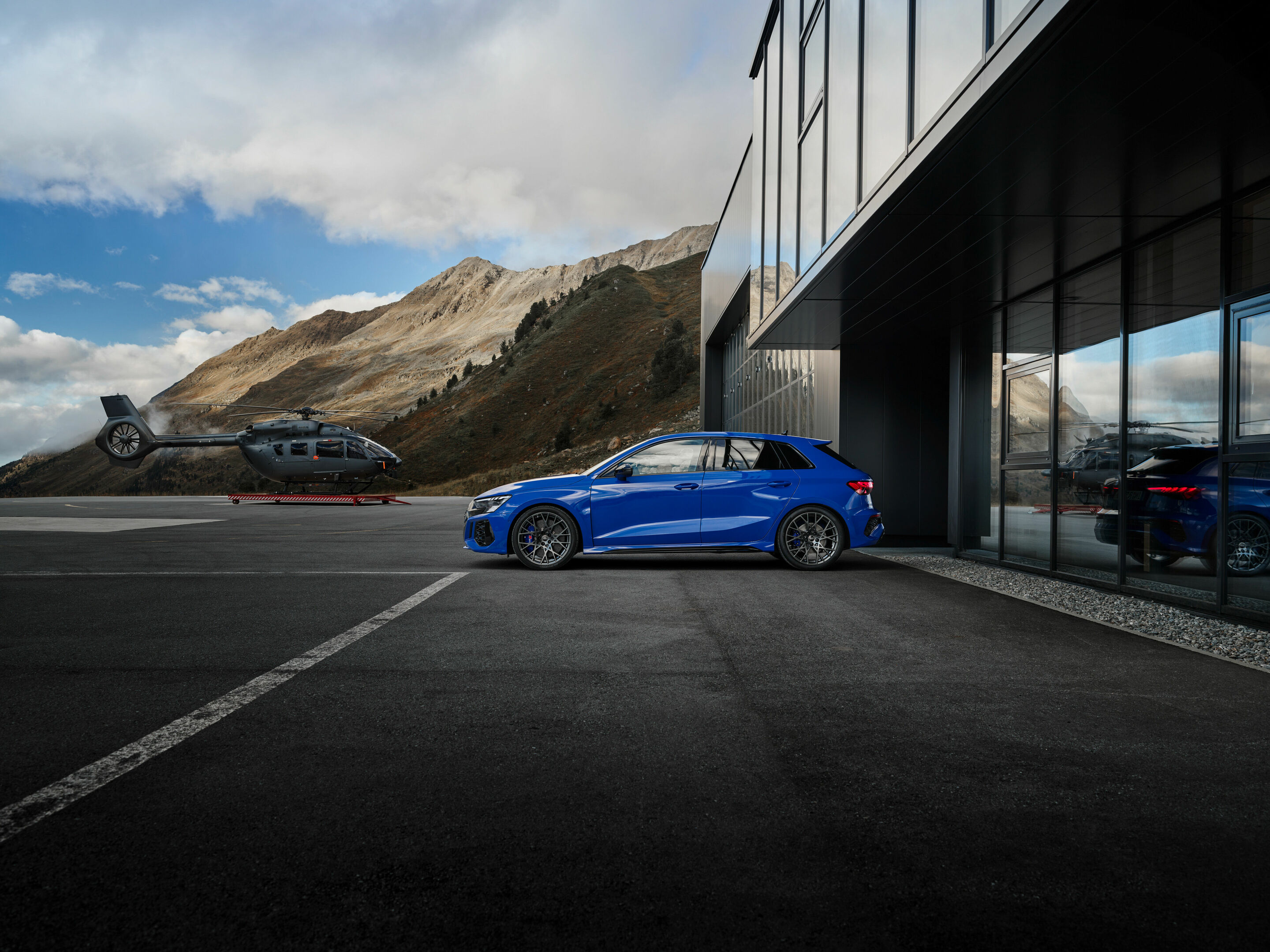 Audi RS 3 Sportback performance edition - Standaufnahme, Farbe: Nogaroblau Perleffekt.
