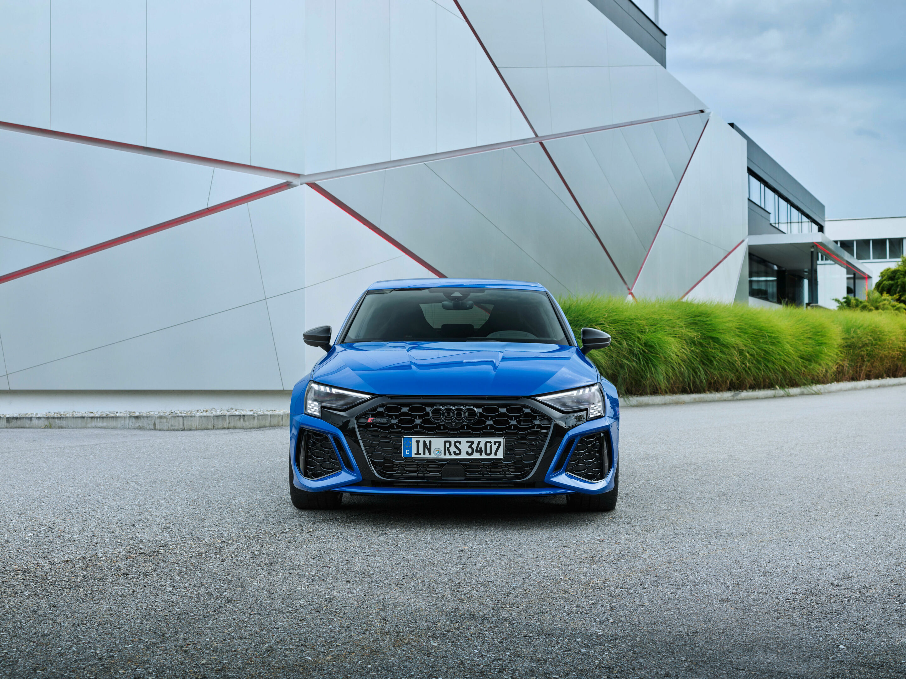 Audi RS 3 Sportback performance edition - Standaufnahme, Farbe: Nogaroblau Perleffekt.
