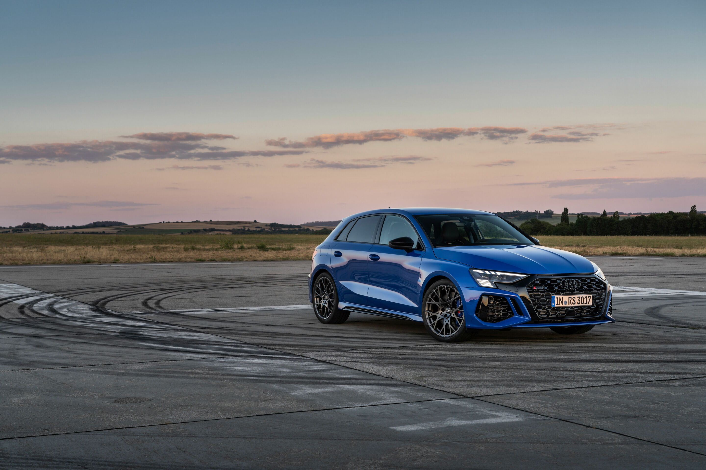 Audi RS 3 Sportback performance edition - Standaufnahme, Farbe: Nogaroblau Perleffekt.