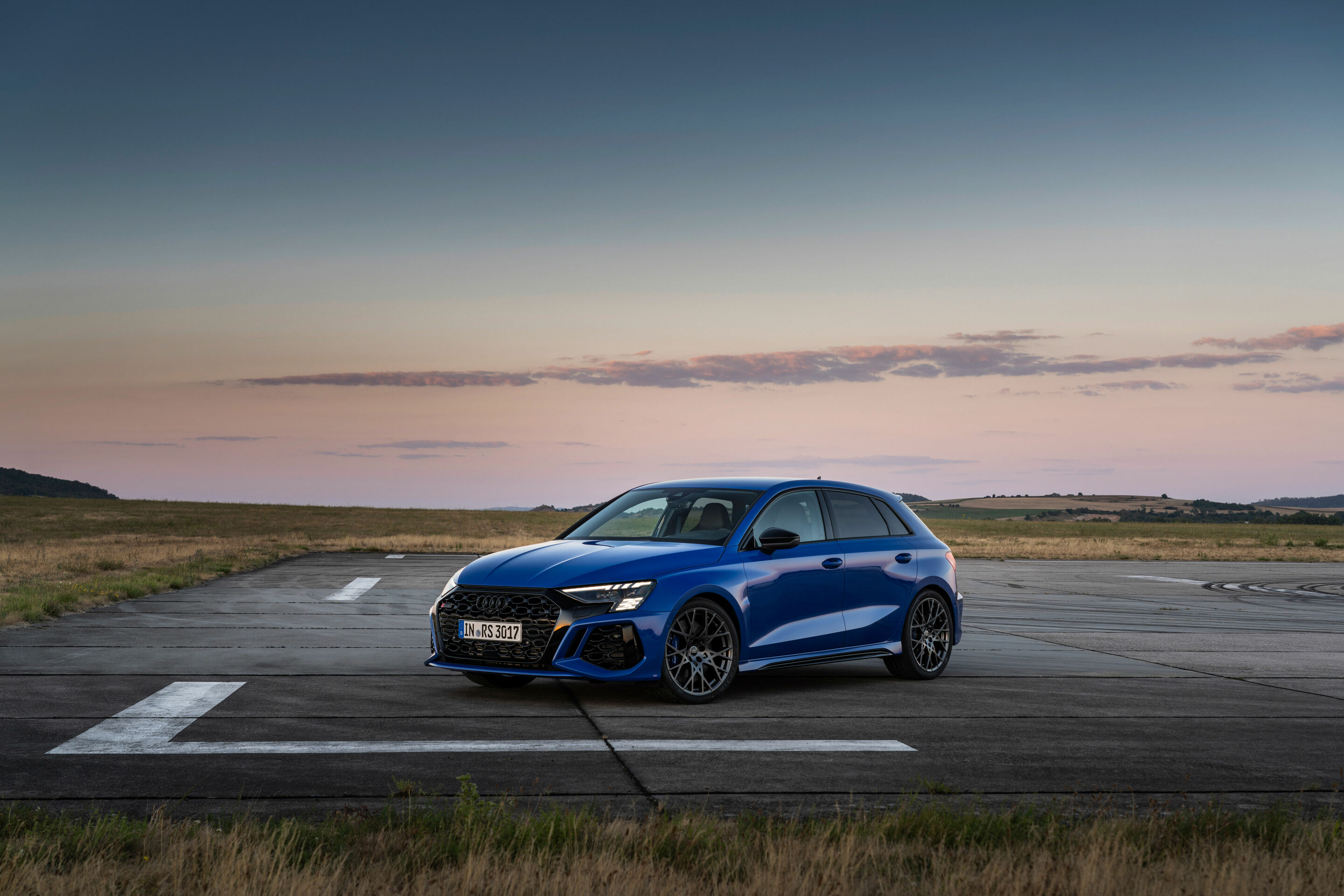 Audi RS 3 Sportback performance edition - Standaufnahme, Farbe: Nogaroblau Perleffekt.