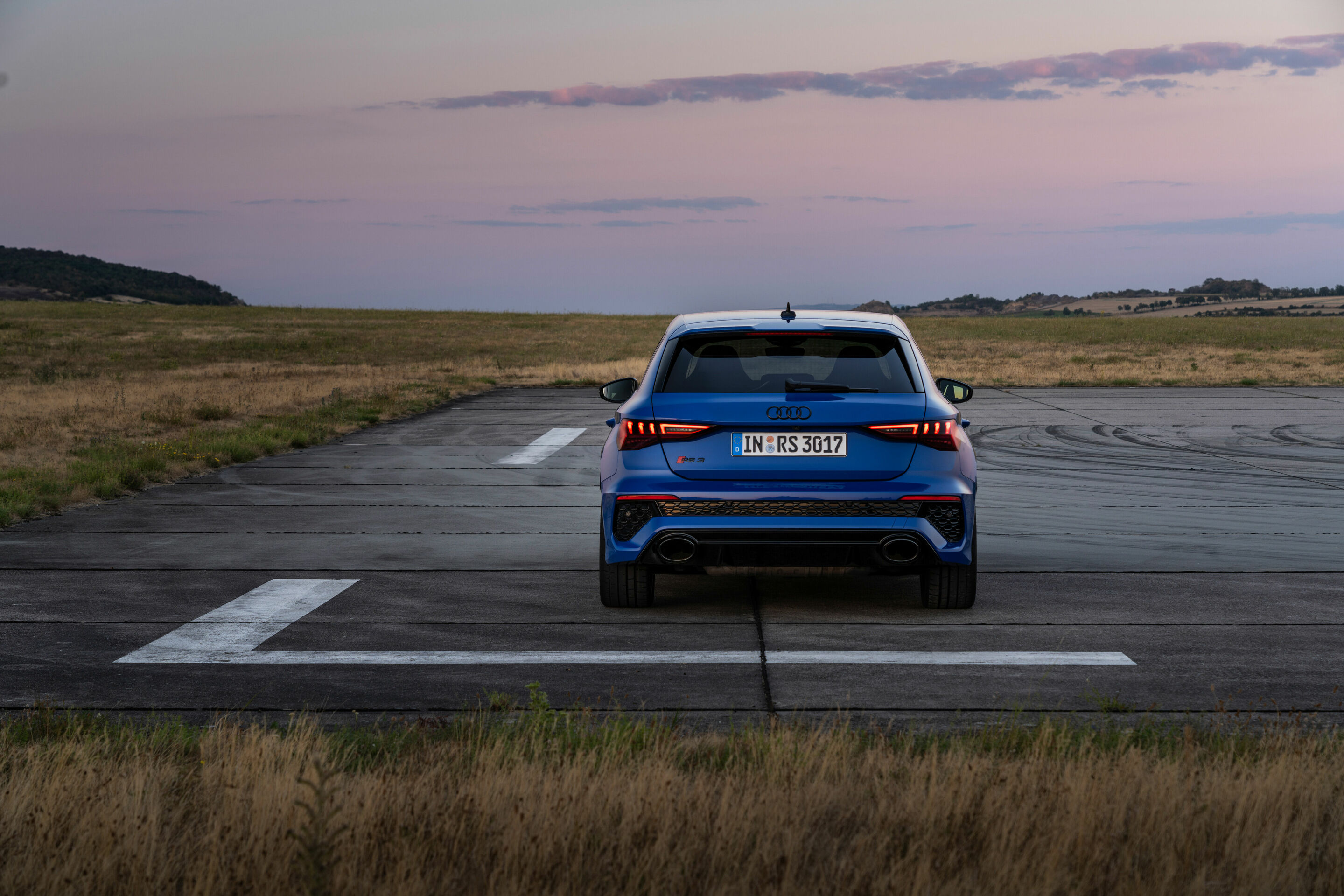 Audi RS 3 Sportback performance edition - Standaufnahme, Farbe: Nogaroblau Perleffekt.