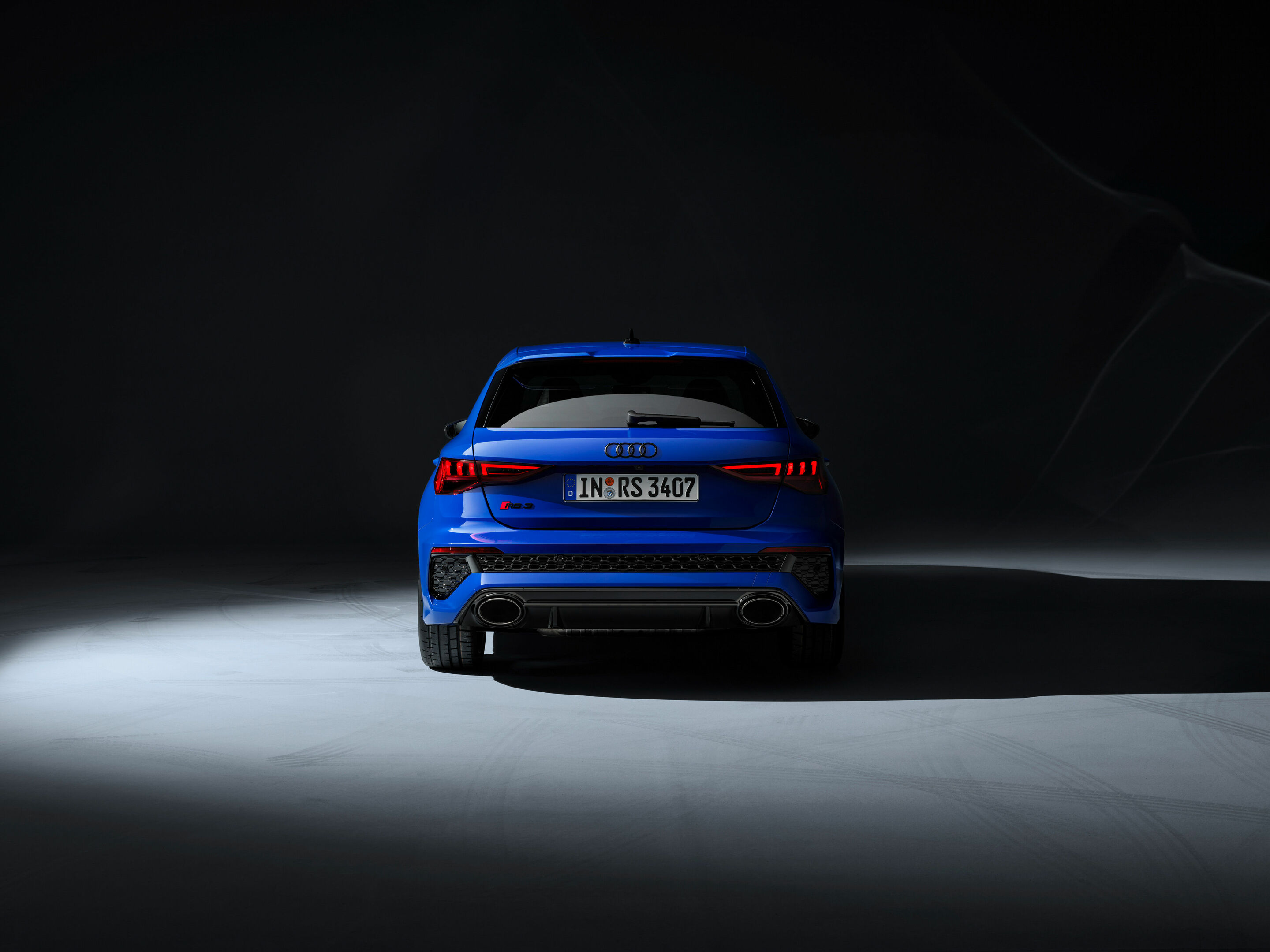 Audi RS 3 Sportback performance edition - Standaufnahme, Farbe: Nogaroblau Perleffekt.
